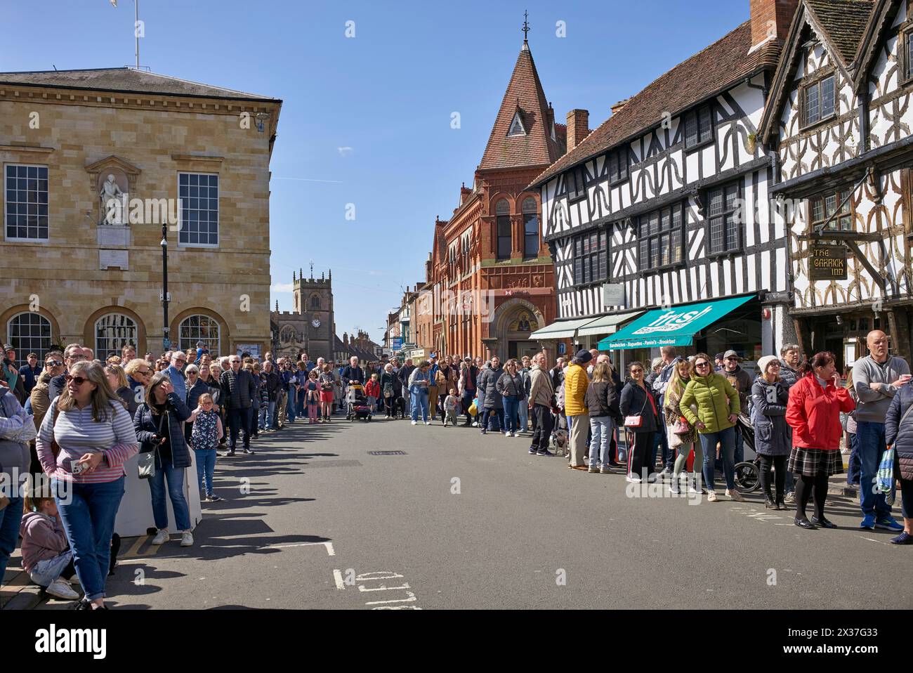 Sfilata celebrativa di Shakespeare con la folla locale di persone che fiancheggiano la strada. 2024 Stratford Upon Avon, Inghilterra Regno Unito Foto Stock