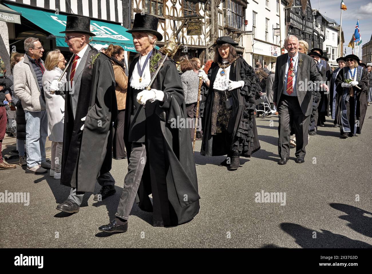 Sfilata celebrativa di Shakespeare con gente del posto vestita in tradizionale costume Tudor 2024 Stratford Upon Avon, Inghilterra Regno Unito Foto Stock
