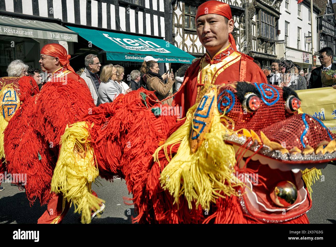 Ballerini di drago cinese alla parata celebrativa di Shakespeare 2024 Stratford Upon Avon, Inghilterra Regno Unito Foto Stock