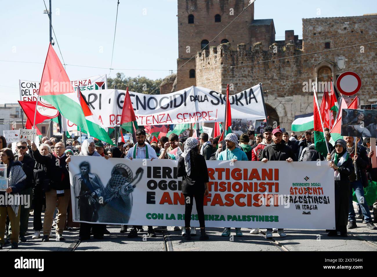 Festa nazionale della liberazione, contestazione delle bandiere israeliane portate dalla brigata ebraica da parte delle comunit&#xe0; Palestinesi in Italia e di attivisti pro Palestina - Cronaca - Roma, Italia - Gioved&#xec; 25, aprile 2024 (foto Cecilia Fabiano/LaPresse) Festa della Liberazione Nazionale, protesta contro le bandiere israeliane trasportate dalla brigata ebraica dalle comunità palestinesi in Italia e attivisti filo-palestinesi- News - Roma, Italia - giovedì, 25 aprile 2024 (foto Cecilia Fabiano/LaPresse) Festa nazionale della liberazione, contestazione delle bandiere israeliane portate Foto Stock