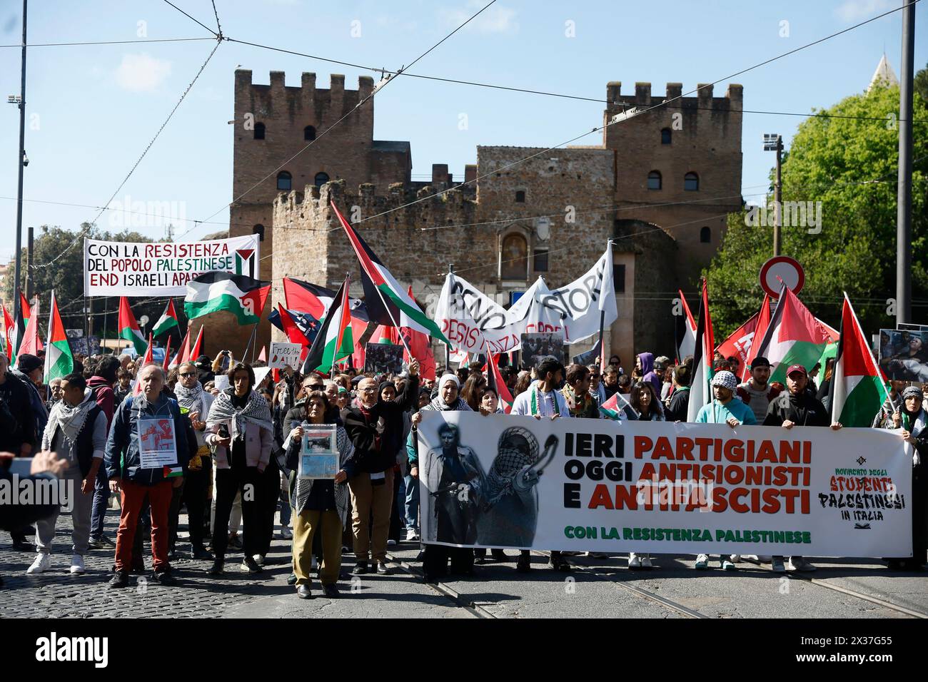 Festa nazionale della liberazione, contestazione delle bandiere israeliane portate dalla brigata ebraica da parte delle comunit&#xe0; Palestinesi in Italia e di attivisti pro Palestina - Cronaca - Roma, Italia - Gioved&#xec; 25, aprile 2024 (foto Cecilia Fabiano/LaPresse) Festa della Liberazione Nazionale, protesta contro le bandiere israeliane trasportate dalla brigata ebraica dalle comunità palestinesi in Italia e attivisti filo-palestinesi- News - Roma, Italia - giovedì, 25 aprile 2024 (foto Cecilia Fabiano/LaPresse) Festa nazionale della liberazione, contestazione delle bandiere israeliane portate Foto Stock