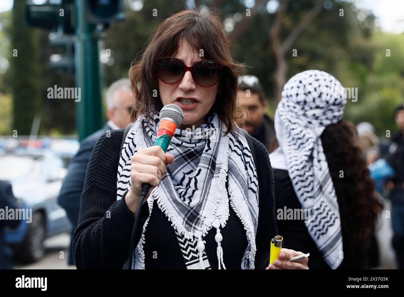 Intervento alla festa nazionale della liberazione di una manifestante Elisabetta la Pera racconta l'aggressione subita da parte dei militanti della comunit&#xe0; ebraica, al corteo delle comunit&#xe0; Palestinesi in Italia e gli attivisti pro Palestina - Cronaca - Roma, Italia - Gioved&#xec; 25, aprile 2024 (foto Cecilia Fabiano/LaPresse) discorso alla Festa della Liberazione Nazionale di Elisabetta la Pera parla dell'aggressione subita dai militanti della comunità ebraica, alla processione delle comunità palestinesi in Italia e dagli attivisti filo-palestinesi - News - Roma, Foto Stock