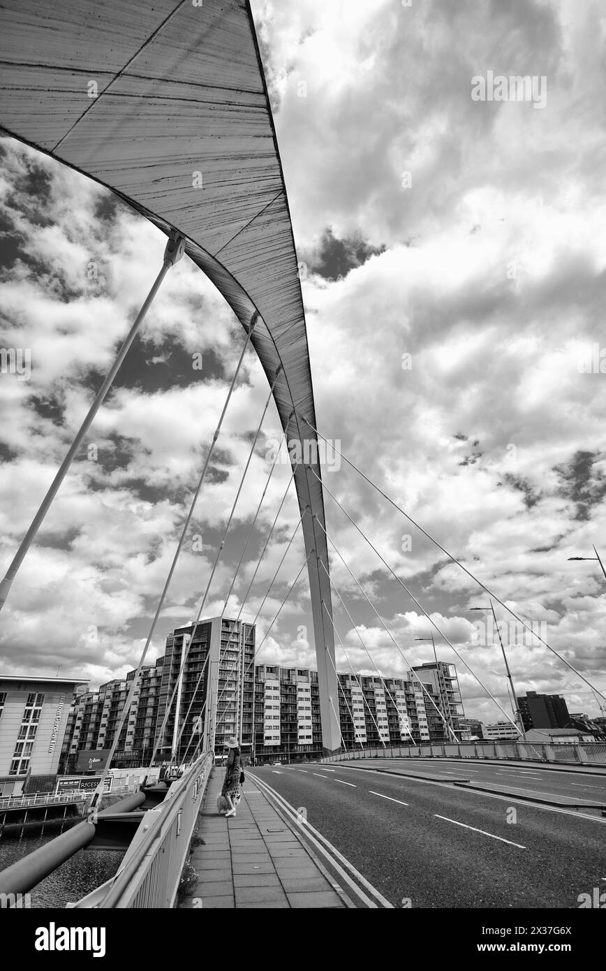 Ponte Squinty a Glasgow Scozia preso da un angolo seguendo la linea dell'arco Foto Stock