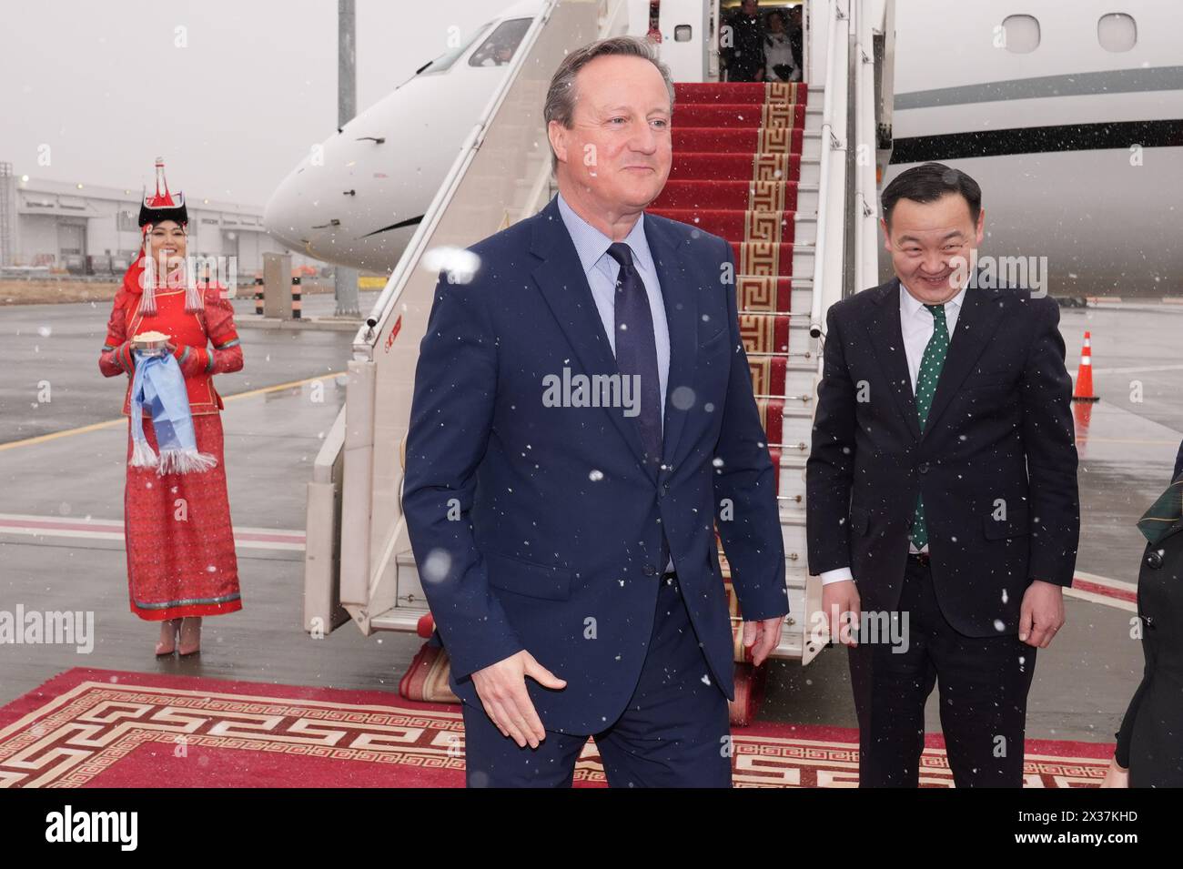 Il Segretario degli Esteri Lord David Cameron arriva sulla neve all'aeroporto di Chinggis Khan, Ulan Bator, Mongolia, durante il suo tour di cinque giorni nella regione dell'Asia centrale. Data foto: Giovedì 25 aprile 2024. Foto Stock