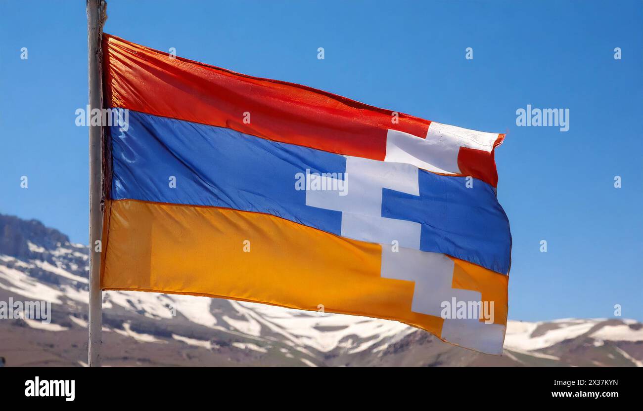 Die Fahne von Bergkarabach flattert im Wind Foto Stock