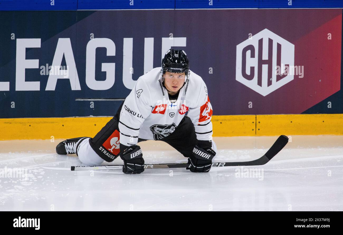 TPS Turku Verteidiger #4 Aleksi Anttalainen während dem Einlaufen vor dem Champions Hockey League Spiel gegen den EV Zug. (Zugo, Schweiz, 10.09.2022) Foto Stock