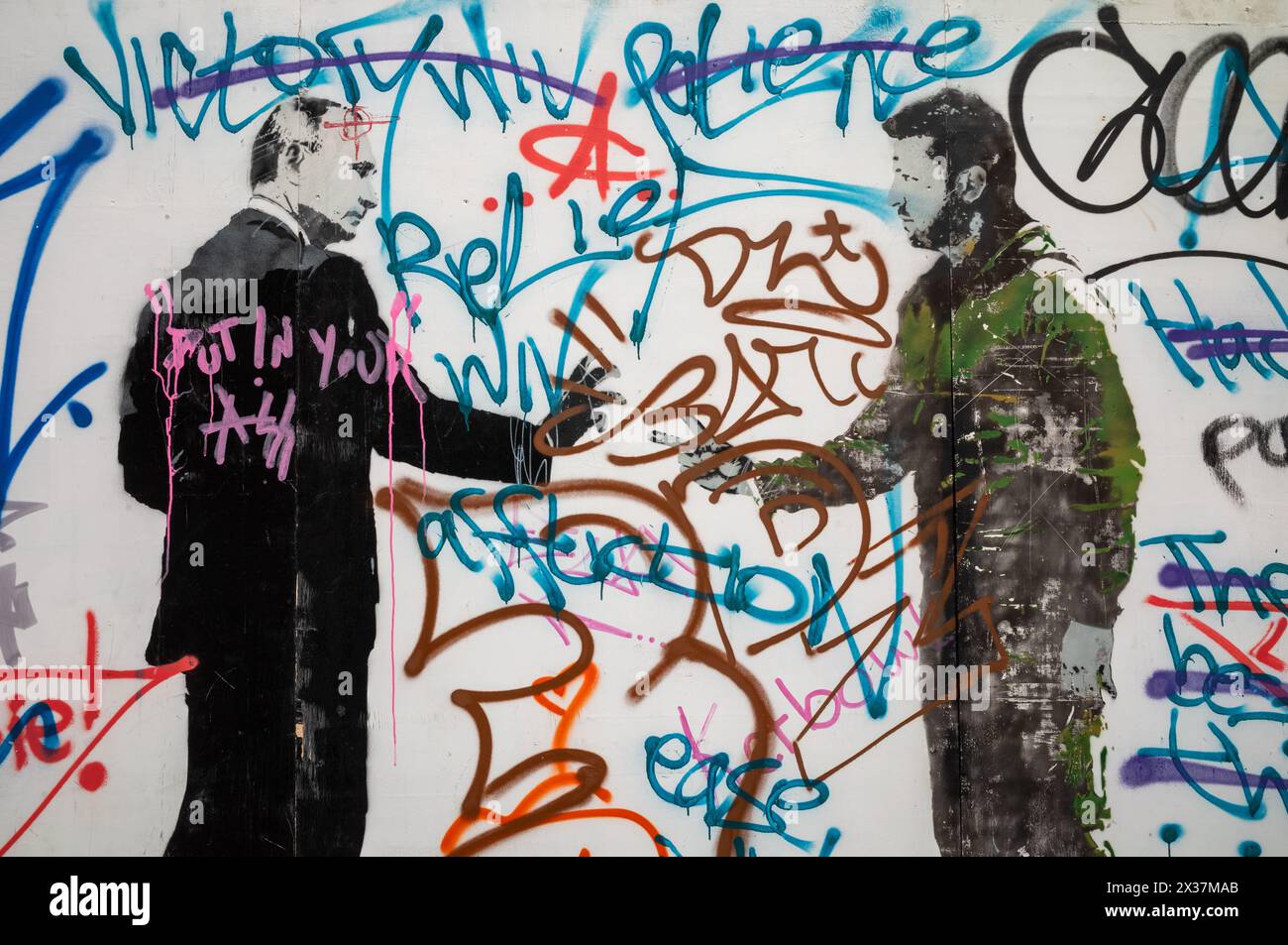 Graffiti a Londra, Regno Unito, che mostrano il presidente russo Vladamir Putin e il presidente ucraino Volodymyr Zelenskyy che suonano "rock, carta, forbici". Foto Stock