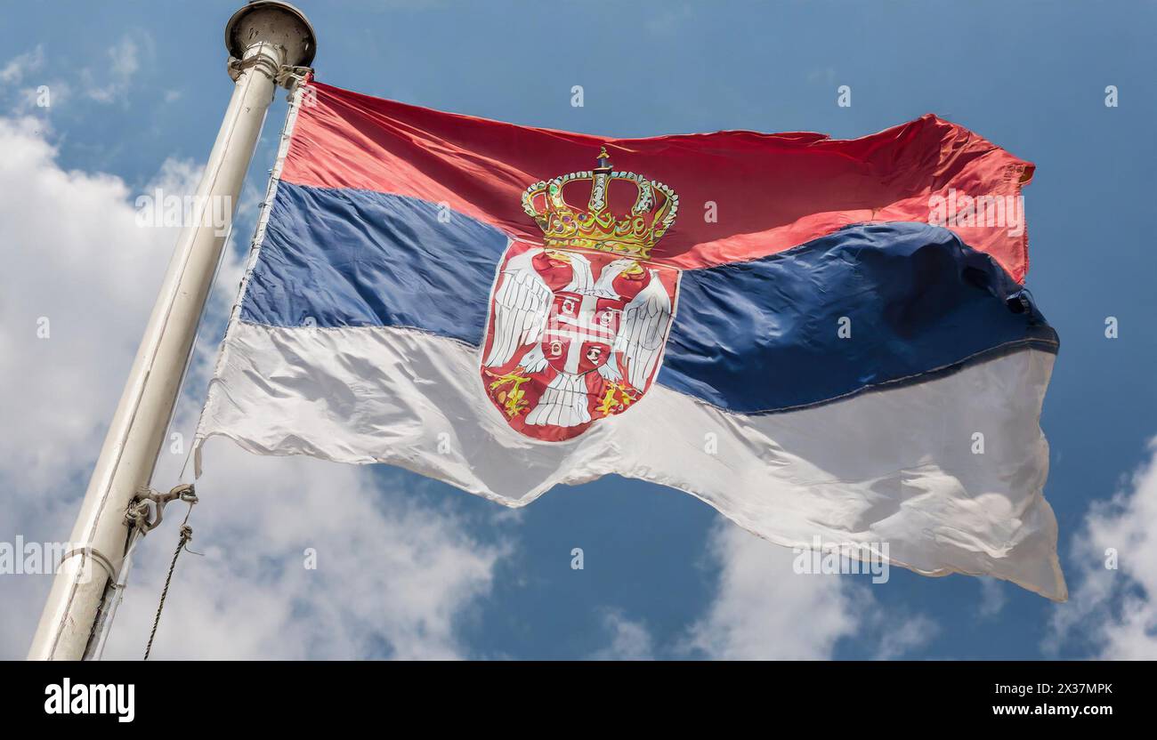 Fahnen, Die Nationalfahne von Serbien flattert im Wind Foto Stock