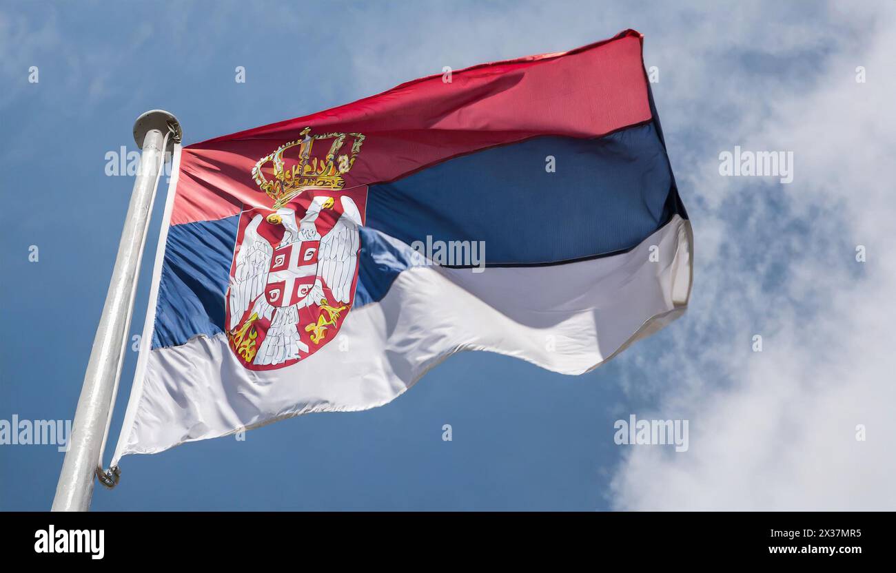 Fahnen, Die Nationalfahne von Serbien flattert im Wind Foto Stock