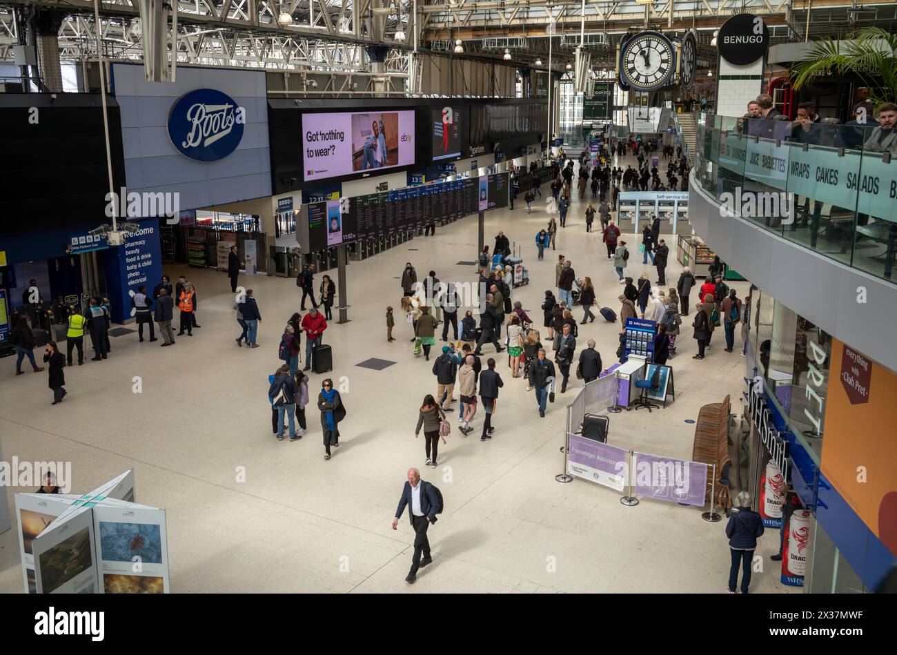 Passeggeri sotto il famoso orologio nell'atrio principale della stazione di Waterloo a Londra, Regno Unito. Foto Stock