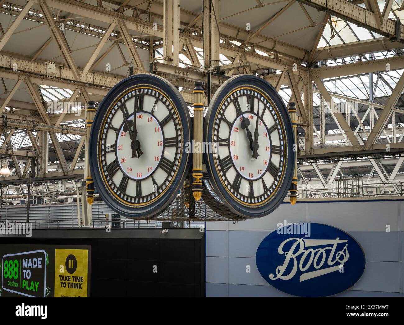 Il famoso orologio sospeso dal soffitto all'interno della Waterloo Station di Londra, Regno Unito. Foto Stock