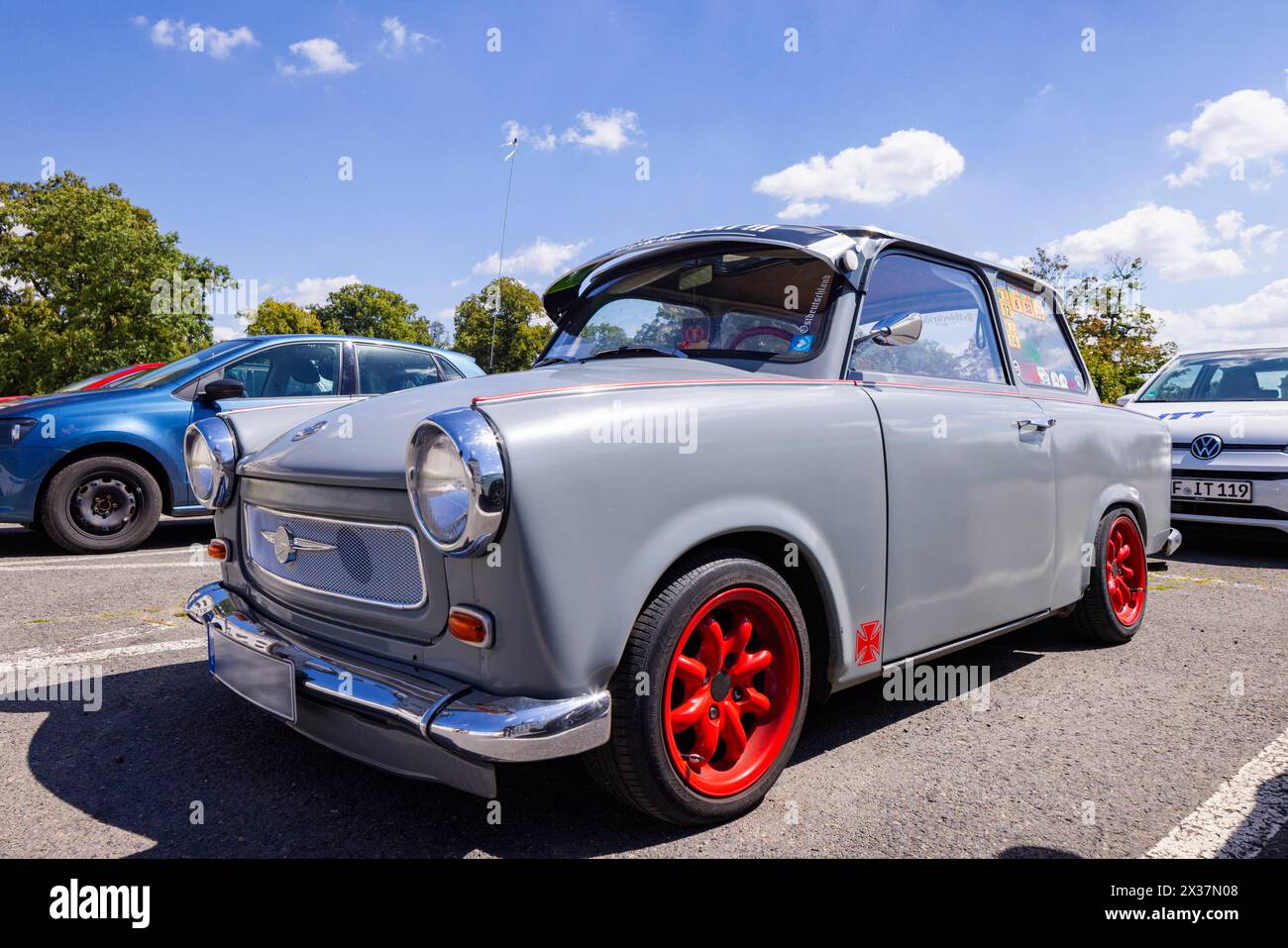 Trabant Das DDR Kultfahrzeu Trabant erfreut sich bei fans immer noch Großer Beliebtheit, so gibt es auch getunte Exemplare. Gotha Thüringen Deutschland *** Trabant il veicolo di culto della RDT Trabant gode ancora di grande popolarità tra i fan, quindi ci sono anche copie sintonizzate Gotha Turingia Germania Foto Stock