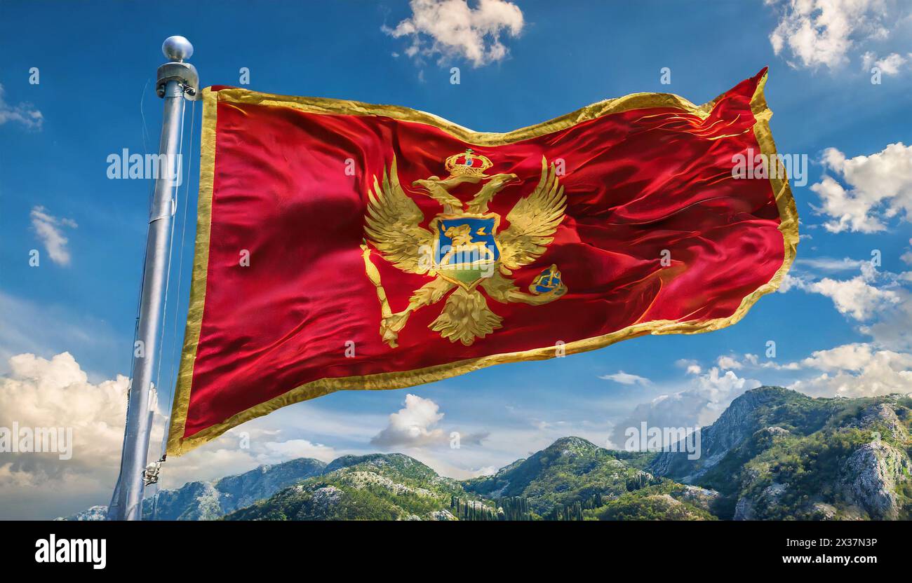 Fahnen, Die Nationalfahne von Montenegro flattert im Wind Foto Stock