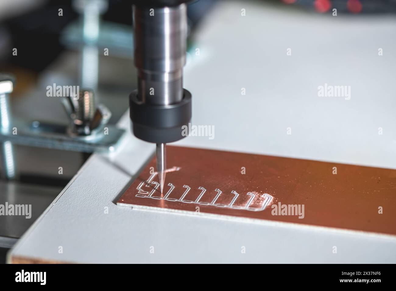 La macchina con controllo numerico CNC esegue la fresatura di circuiti stampati, incisione di circuiti, circuiti stampati fai da te PCB Foto Stock