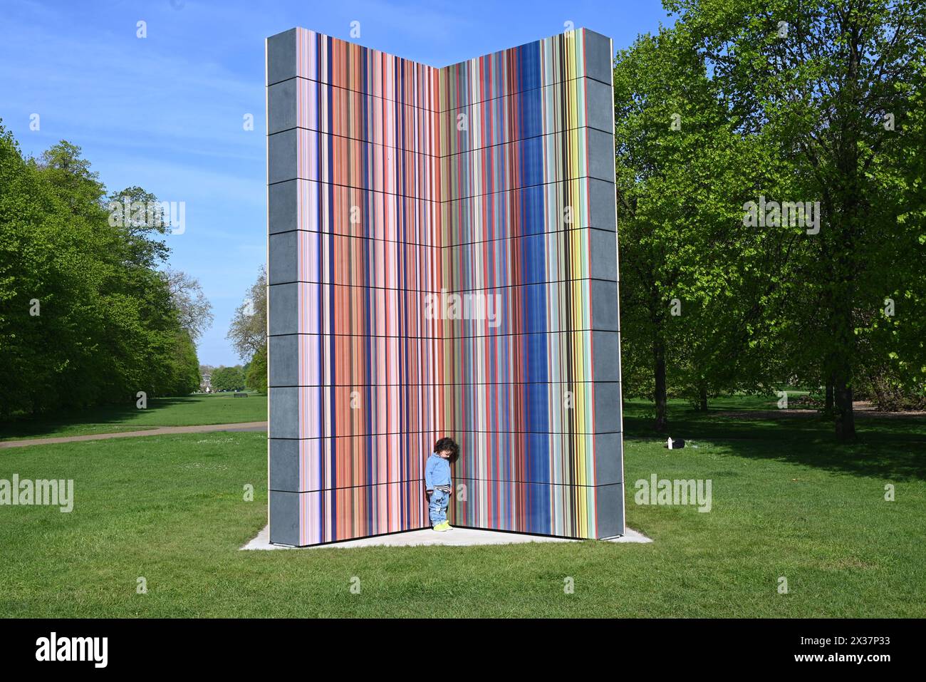 Serpentine presenta una nuova scultura su larga scala dell'artista tedesco Gerhard Richter (nato nel 1932, Dresda, Germania; vive e lavora a Colonia, Germania). Situata sul plinto di Serpentine South, nei Kensington Gardens, LA STRIP-TOWER (2023) è in vista dal 25 aprile al 27 ottobre 2024. È l'ultima presentazione di una serie di importanti presentazioni pubbliche nei Parchi reali dalla fondazione di Serpentine nel 1970...Serpentine South 25 aprile - 27 ottobre 2024 Foto Stock