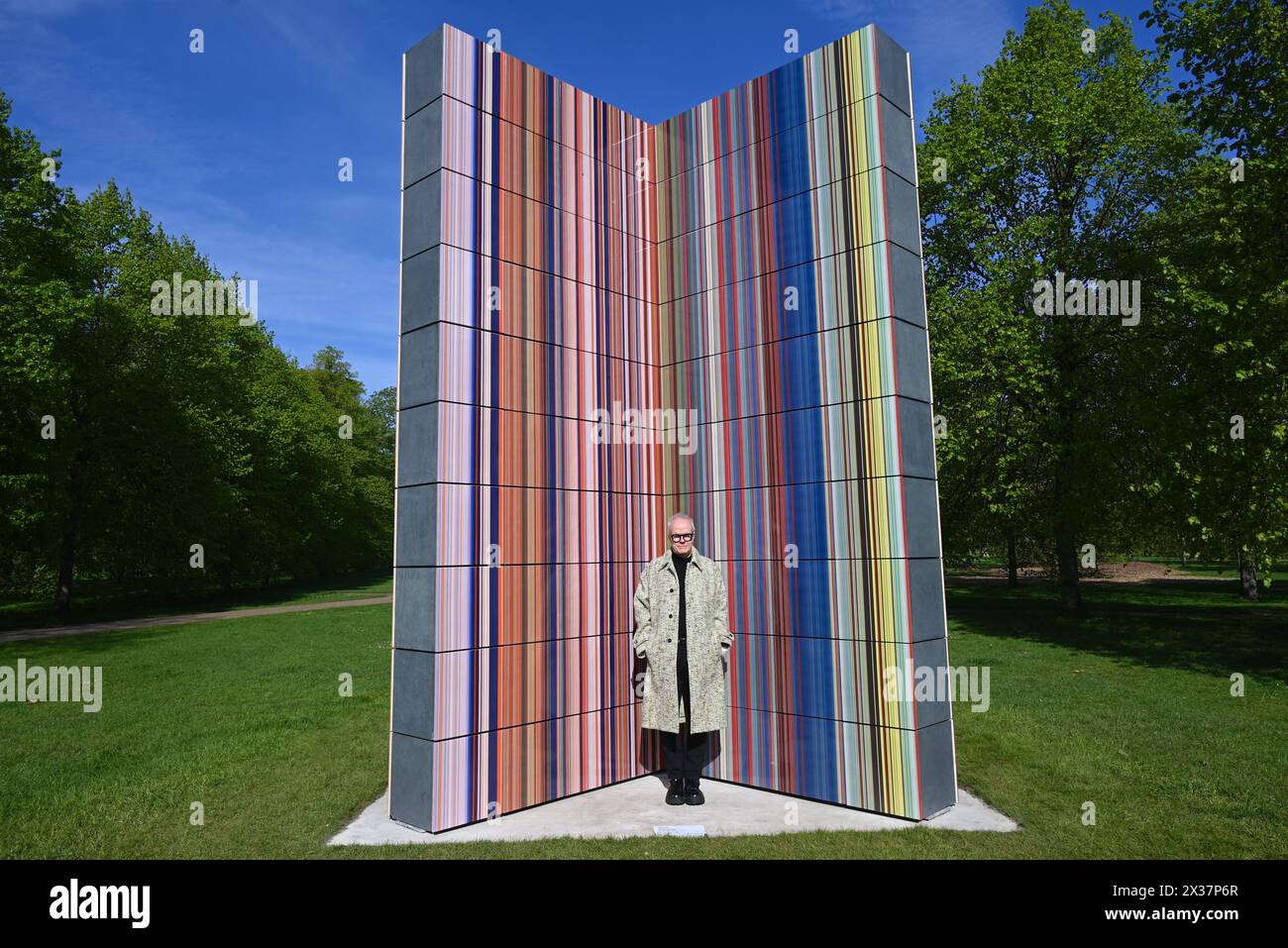 Serpentine presenta una nuova scultura su larga scala dell'artista tedesco Gerhard Richter (nato nel 1932, Dresda, Germania; vive e lavora a Colonia, Germania). Situata sul plinto di Serpentine South, nei Kensington Gardens, LA STRIP-TOWER (2023) è in vista dal 25 aprile al 27 ottobre 2024. È l'ultima presentazione di una serie di importanti presentazioni pubbliche nei Parchi reali dalla fondazione di Serpentine nel 1970...Serpentine South 25 aprile - 27 ottobre 2024 Foto Stock