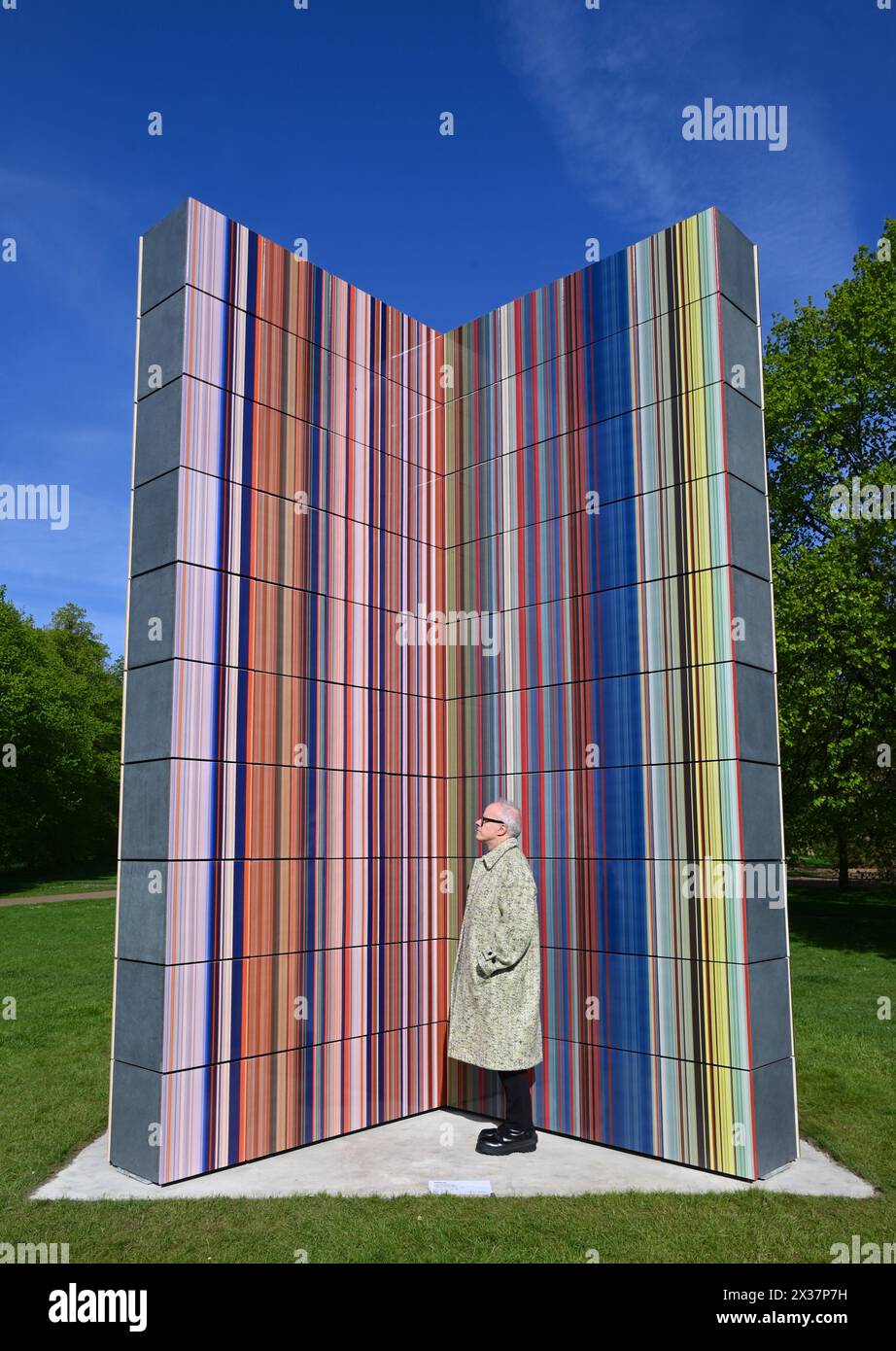 Serpentine presenta una nuova scultura su larga scala dell'artista tedesco Gerhard Richter (nato nel 1932, Dresda, Germania; vive e lavora a Colonia, Germania). Situata sul plinto di Serpentine South, nei Kensington Gardens, LA STRIP-TOWER (2023) è in vista dal 25 aprile al 27 ottobre 2024. È l'ultima presentazione di una serie di importanti presentazioni pubbliche nei Parchi reali dalla fondazione di Serpentine nel 1970...Serpentine South 25 aprile - 27 ottobre 2024 Foto Stock