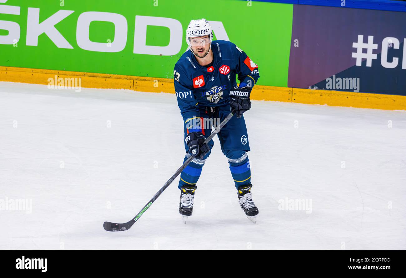 EV Zug Stürmer #43 Jan Kovar während dem Spiel der Champions Hockey League Gegen EHC Red Bull München nella der Bossard Arena. (Zugo, Svizzera, 23.11.2022) Foto Stock