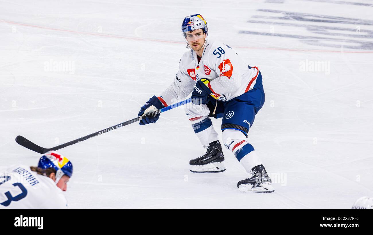 EHC Red Bull München Verteidiger #58 Ryan McKiernan während dem Spiel der Champions Hockey League gegen EV Zug nella der Bossard Arena. (Zugo, Schweiz, 23 Foto Stock