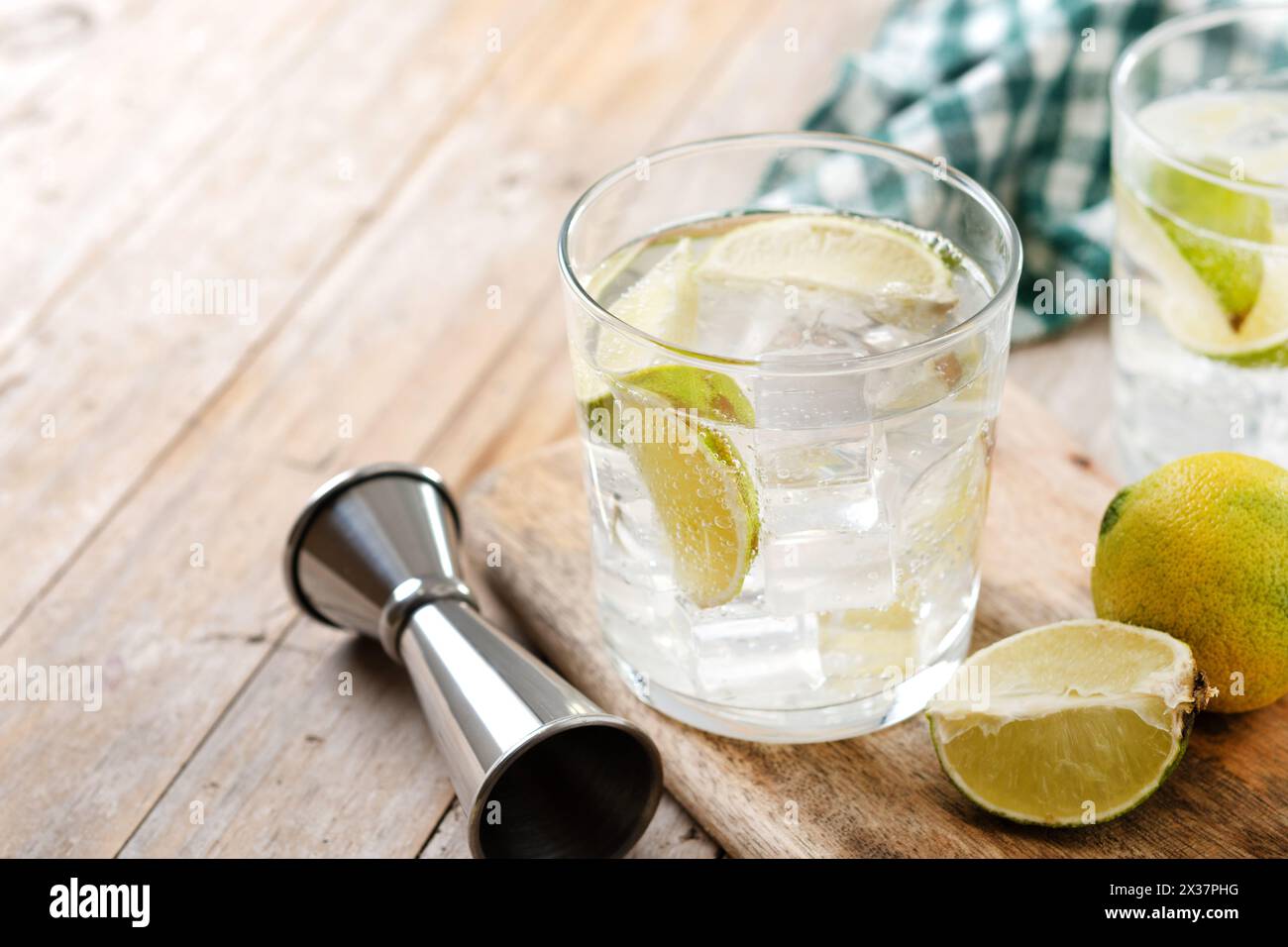 Bicchiere di vodka tonic cocktail su un tavolo di legno Foto Stock