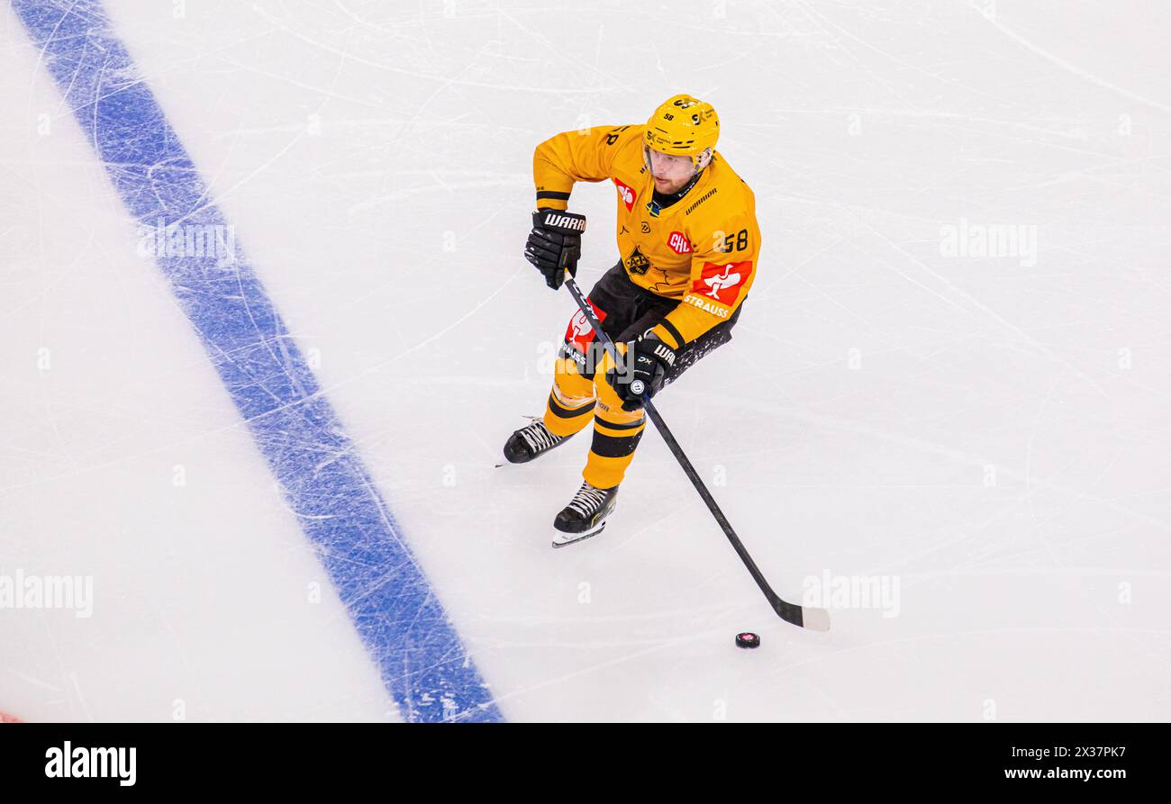 Skelleftea AIK Verteidiger #58 Oskar Nillson ist, während dem Spiel der Champions gegen ZSC Lions in der Swiss Life Arena, mit dem Puck Foto Stock