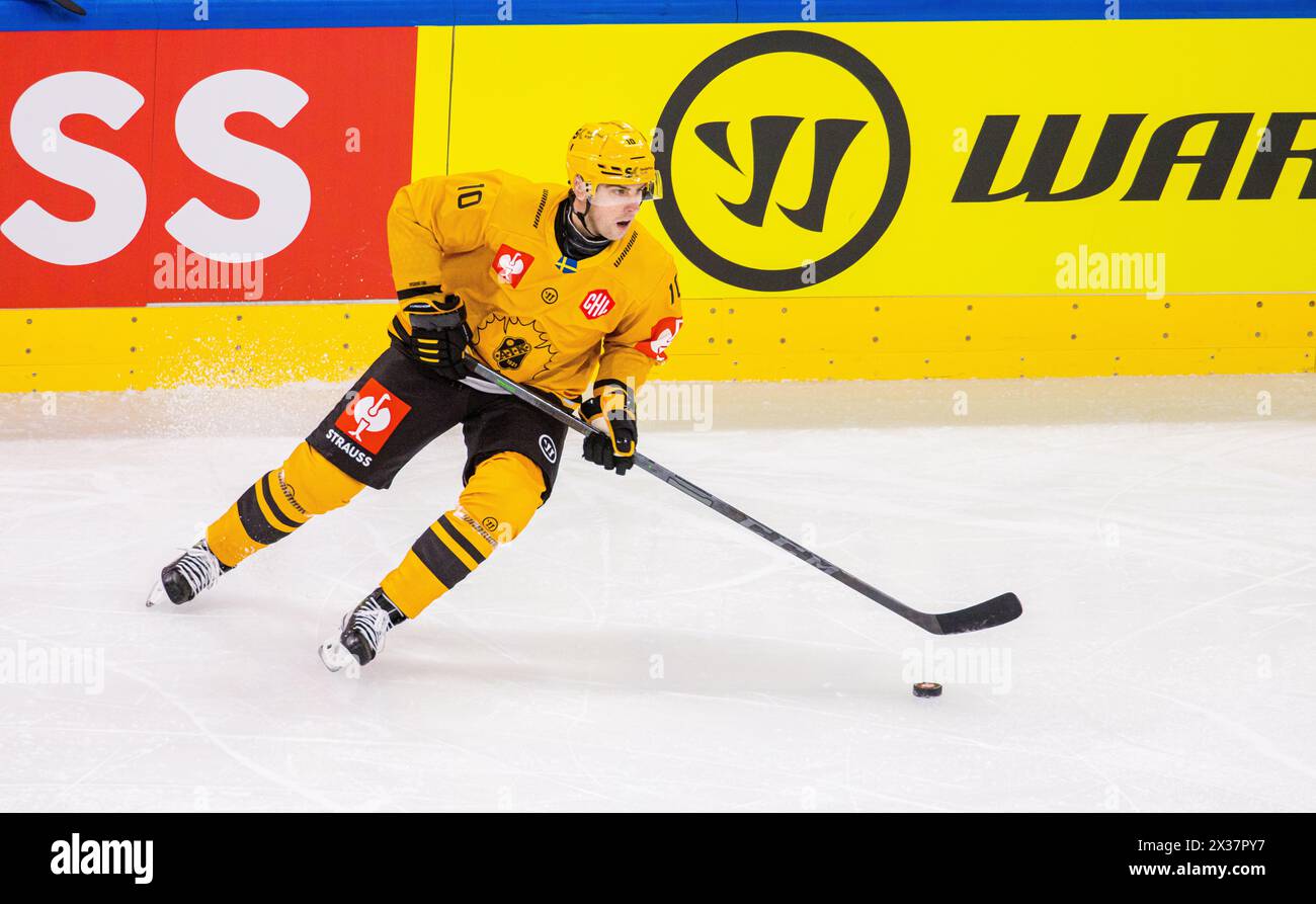 Skelleftea AIK Stürmer #10 Joakim Lindström ist, während dem Spiel der Champions Hockey League gegen ZSC Lions in der Swiss Life Arena, mit dem Puck u Foto Stock