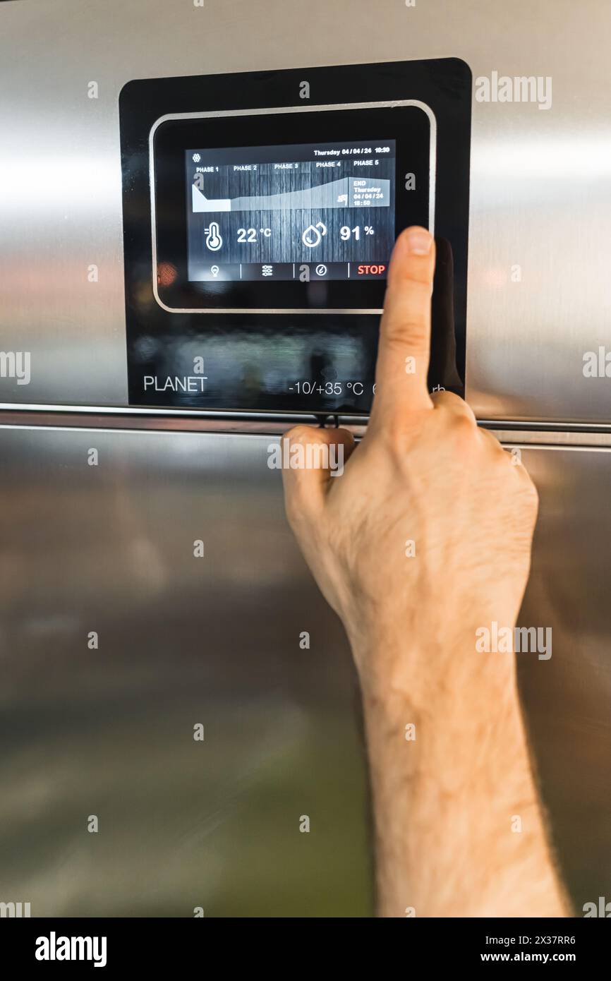 primo piano del contatto con il monitor del frigorifero, regolazione dell'impostazione del frigorifero per salvare i prodotti . Illustrazione 3d di alta qualità Foto Stock