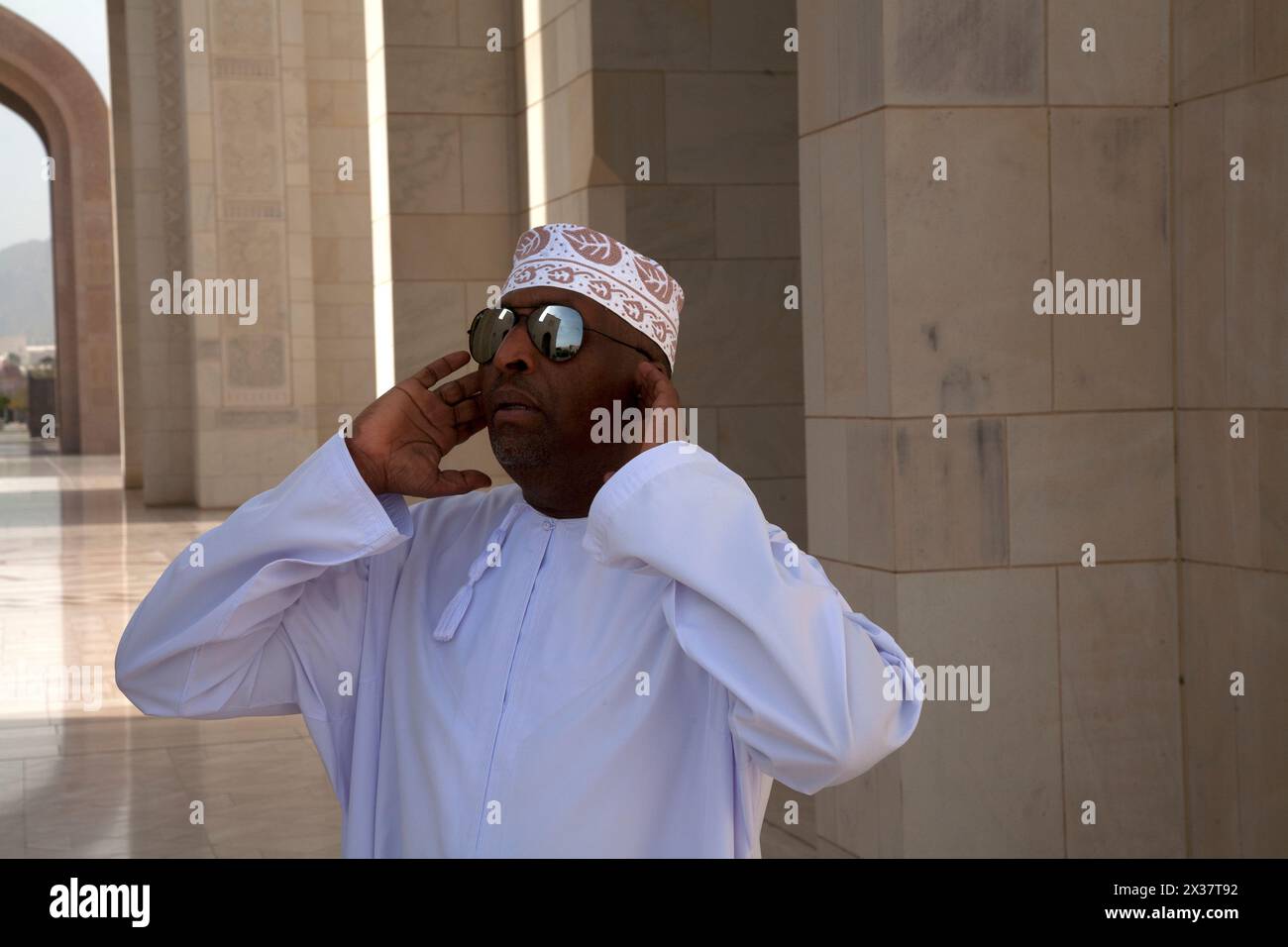 omani man riwaq sultan qaboos grande moschea mascate oman medio oriente Foto Stock