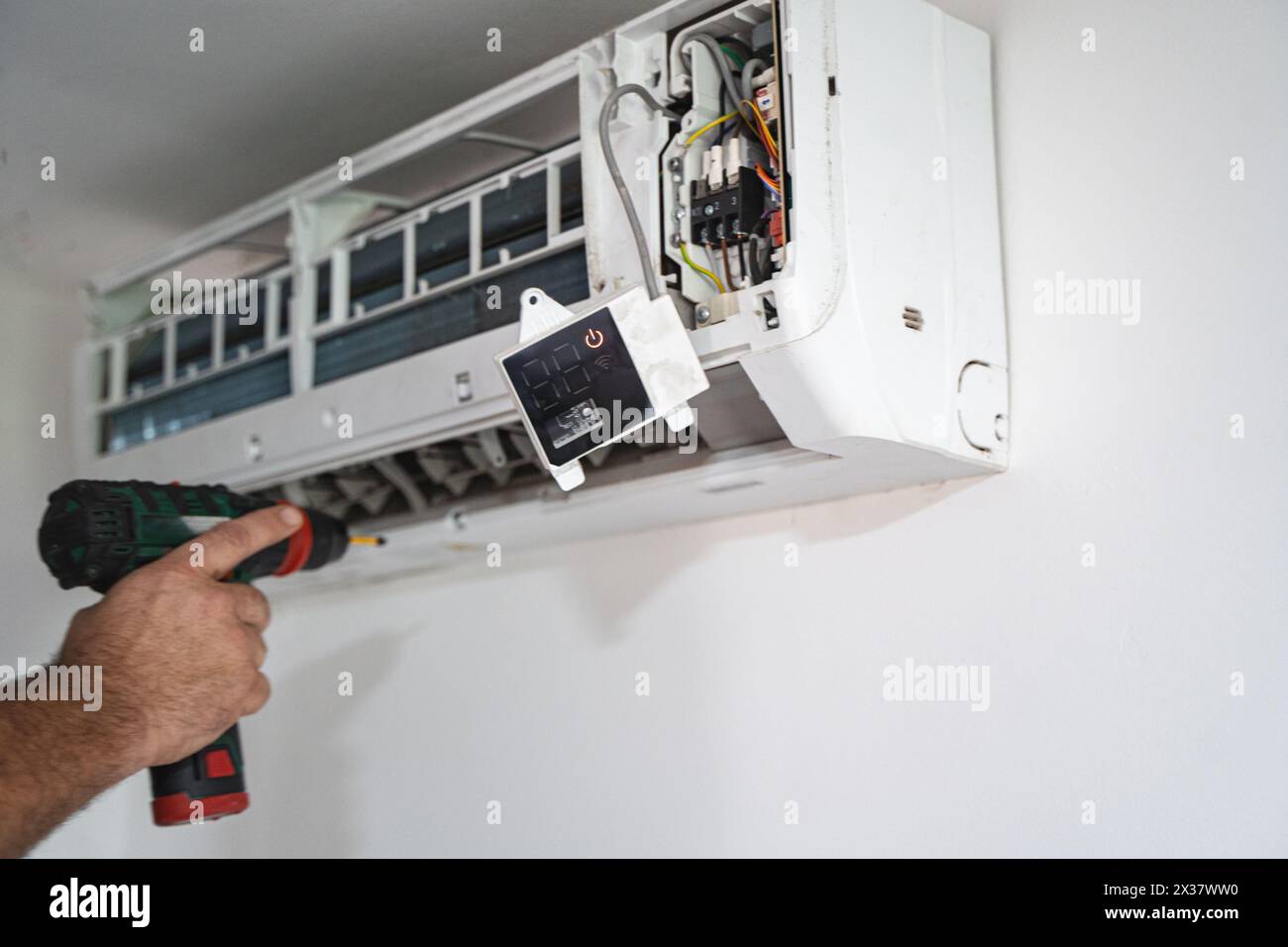 Assistenza e manutenzione dei condizionatori d'aria. Foto Stock