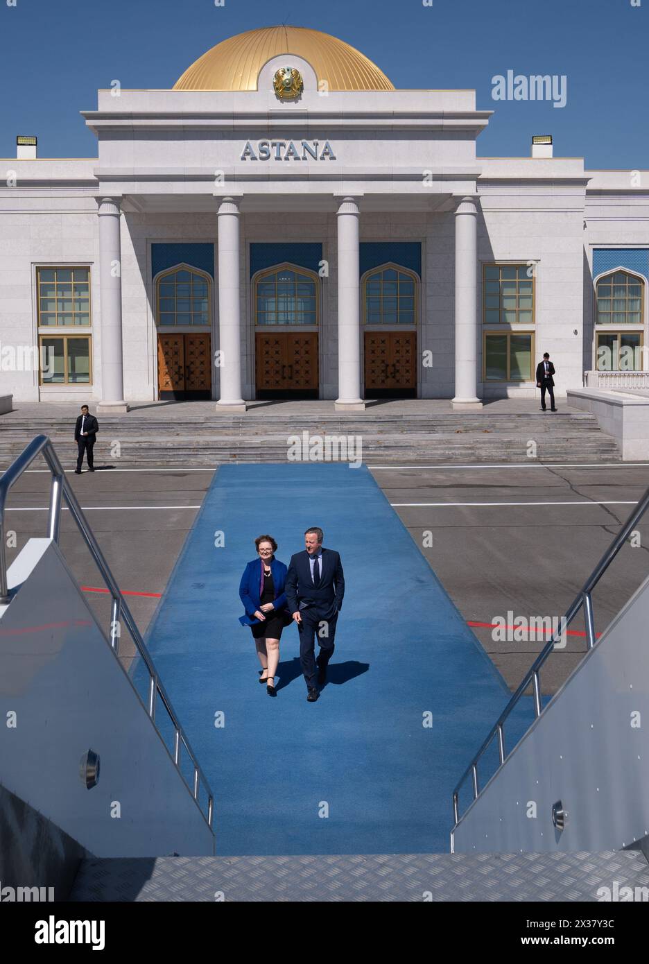 Il Segretario degli Esteri David Cameron lascia Astana in Kazakistan per andare in Mongolia il quarto giorno del suo tour di cinque giorni nella regione dell'Asia centrale. Data foto: Giovedì 25 aprile 2024. Foto Stock