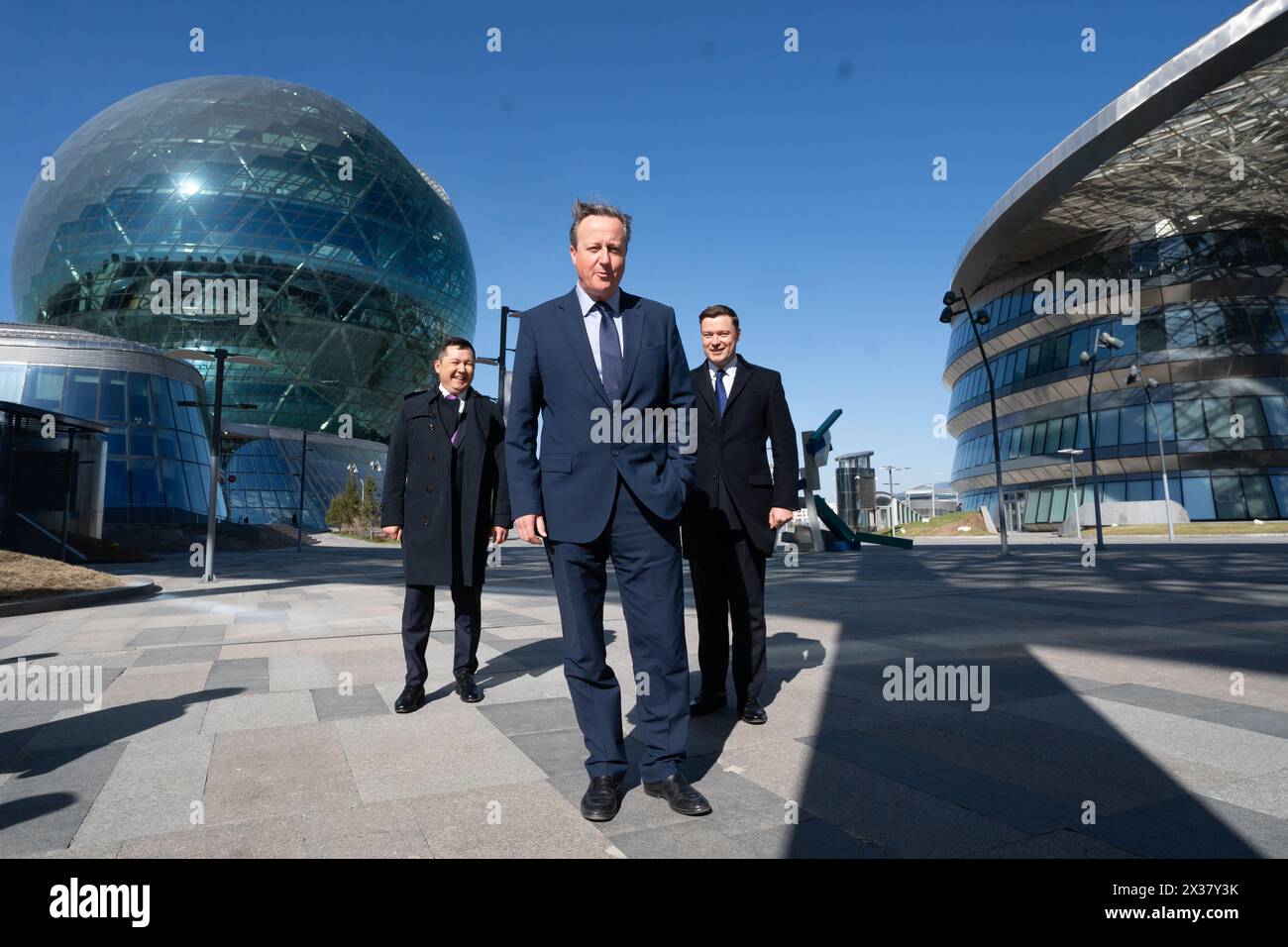 Il Segretario degli Esteri David Cameron arriva all'Università Astana I.T. di Astana, Kazakistan, il quarto giorno del suo tour di cinque giorni nella regione dell'Asia centrale. Data foto: Giovedì 25 aprile 2024. Foto Stock