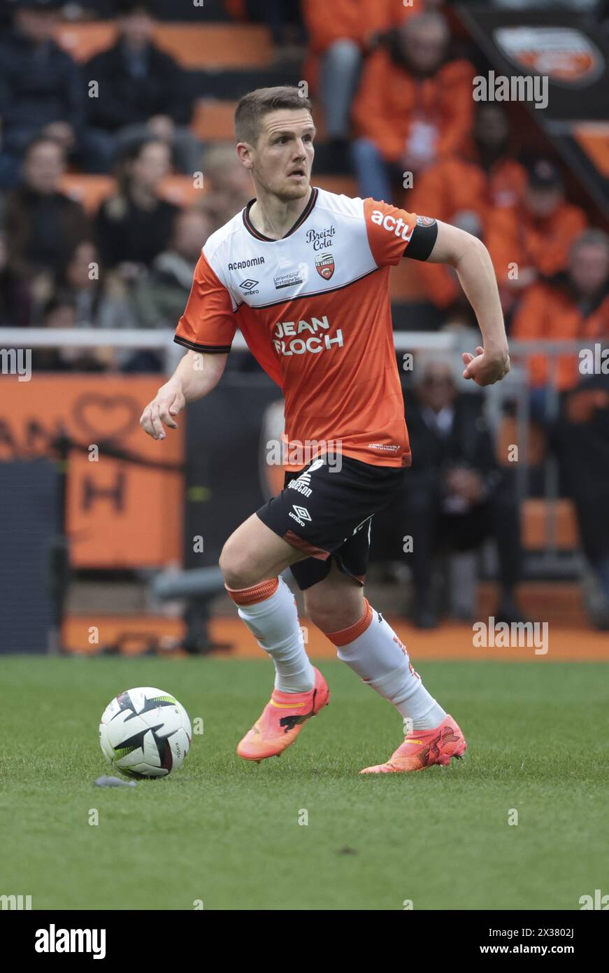 Julien Laporte di Lorient durante la partita del campionato francese di Ligue 1 tra FC Lorient e Paris Saint-Germain (PSG) il 24 aprile 2024 allo Stade du Moustoir di Lorient, in Francia Foto Stock