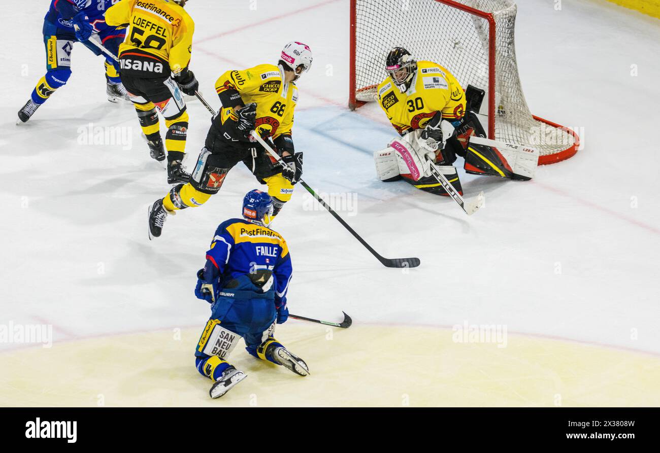 SC Bern Torhüter #30 Phlip Wüthrich parriert den Schuss von Kloten Stürmer #27 Eric Faille. (Kloten, Schweiz, 24.09.2022) Foto Stock