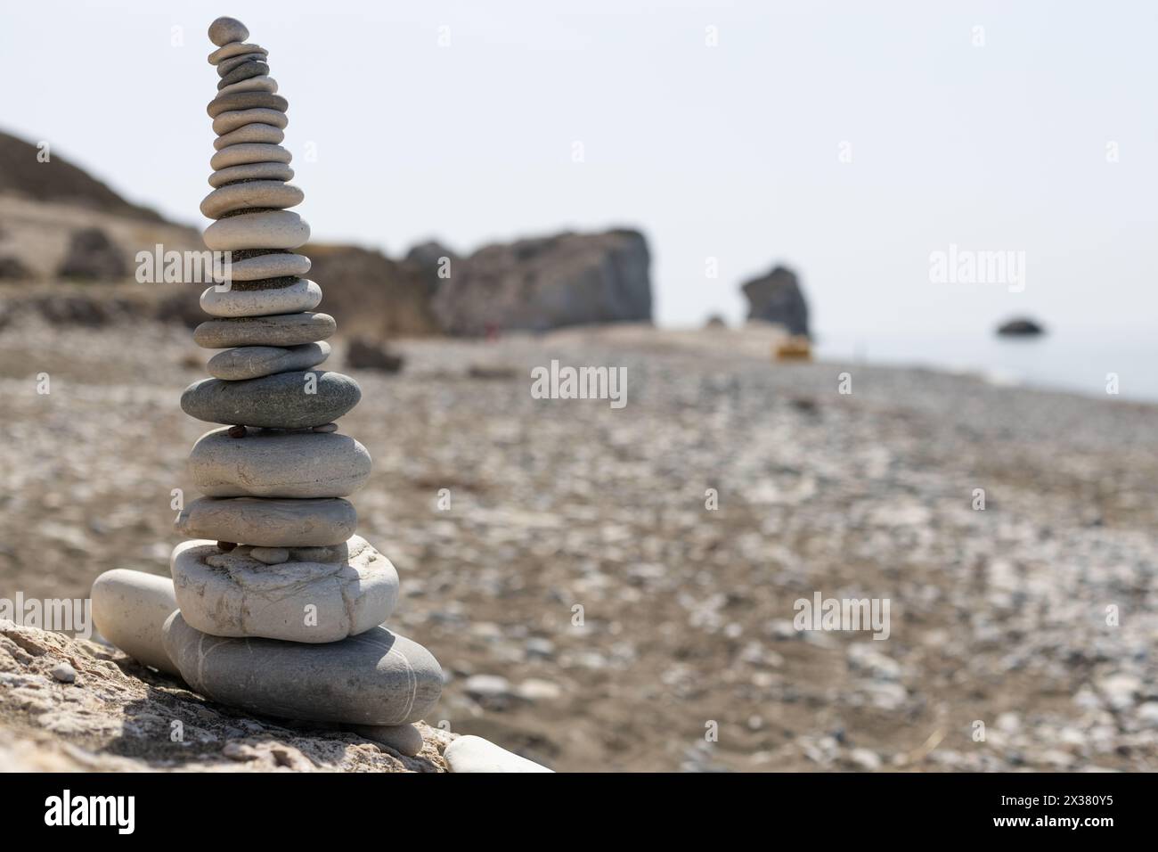 Zen Stones con Aphrodite's Rock Foto Stock