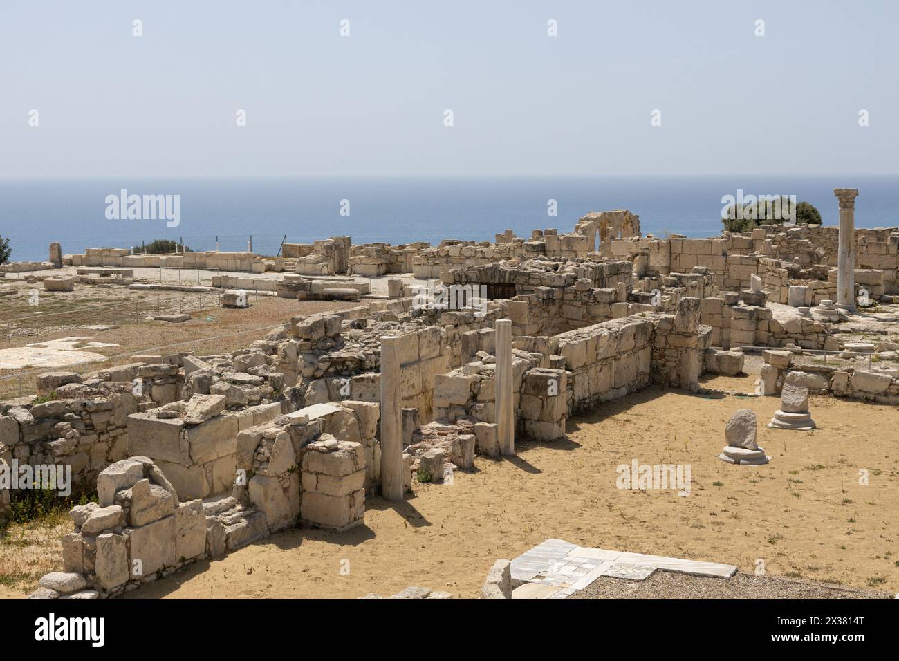 Le estese rovine di Kourion, con colonne e resti di antiche strutture, adagiate contro il Mar Mediterraneo. Foto Stock
