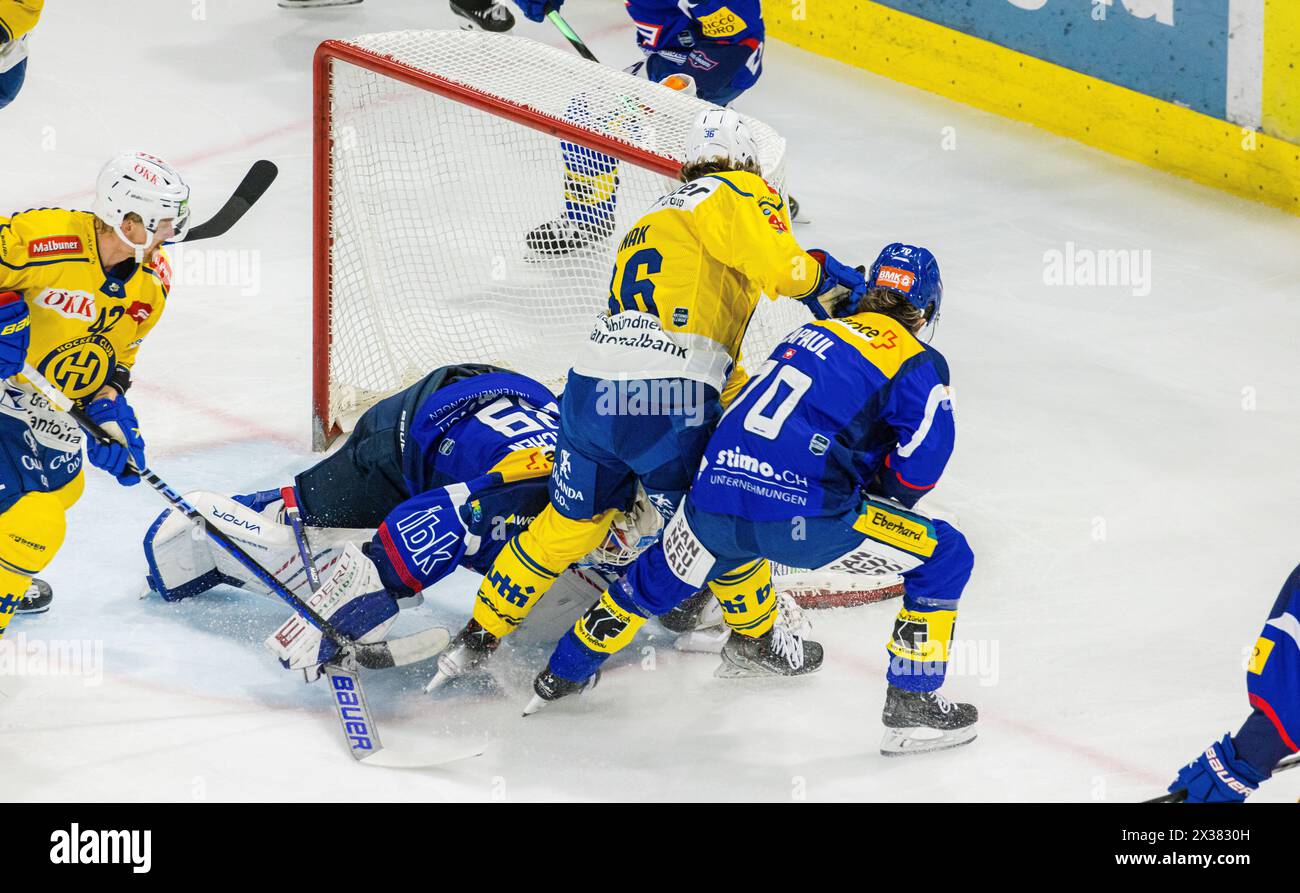 Davos Stürmer #36 Simon Knak versucht mit aller Kraft den Puck hinter Kloten Torhüter #39 Sandro Zurkirchen zu bringen. Kloten Verteidiger n. 70 Luca CA Foto Stock