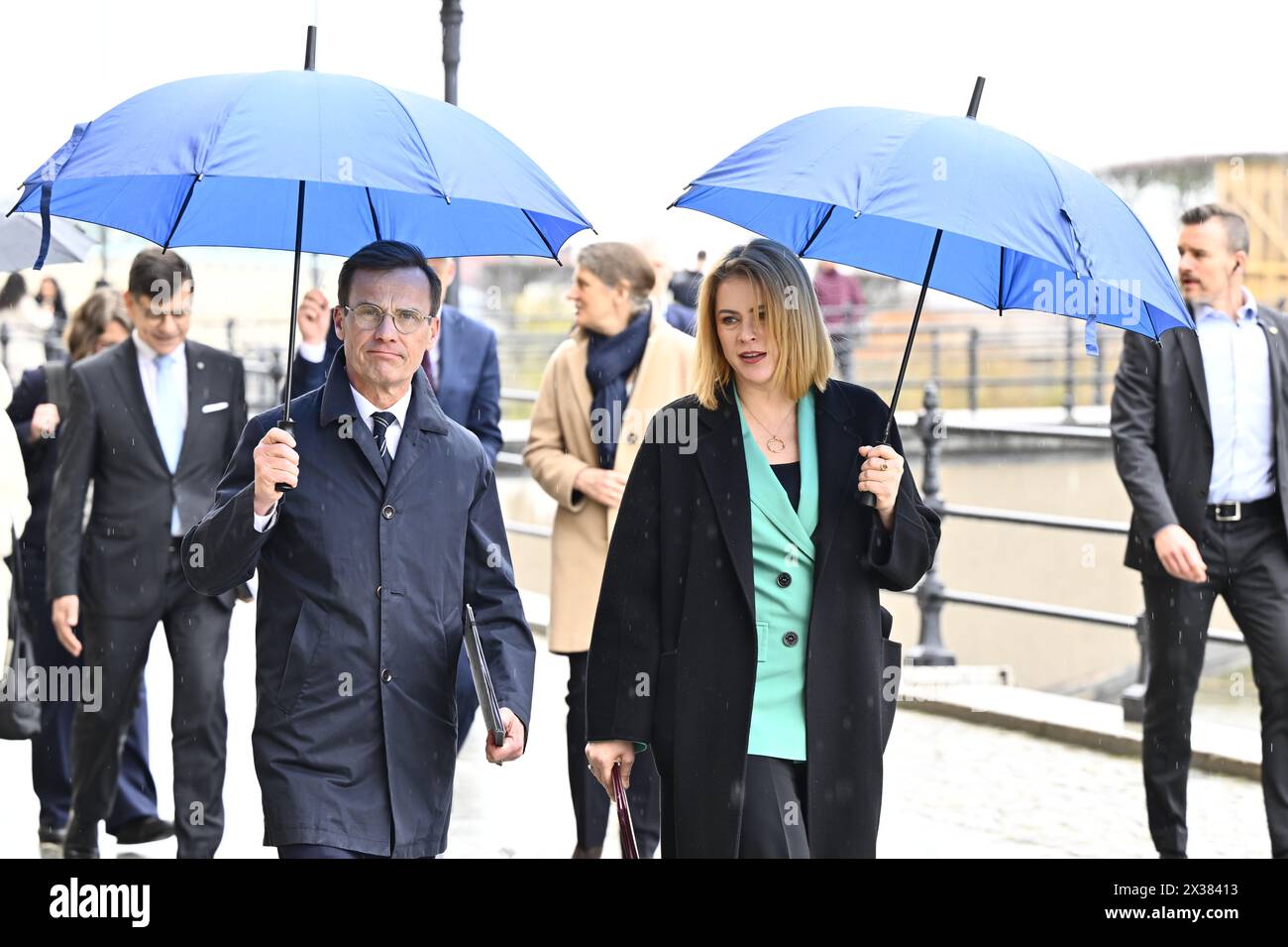 Stoccolma, Svezia. 25 aprile 2024. STOCCOLMA, SVEZIA 20240425 il primo ministro Ulf Kristersson (M) riceve giovedì il primo ministro lettone Evika Siliņa per un incontro bilaterale a Stoccolma. Foto: Anders Wiklund/TT/codice 10040 credito: TT News Agency/Alamy Live News Foto Stock