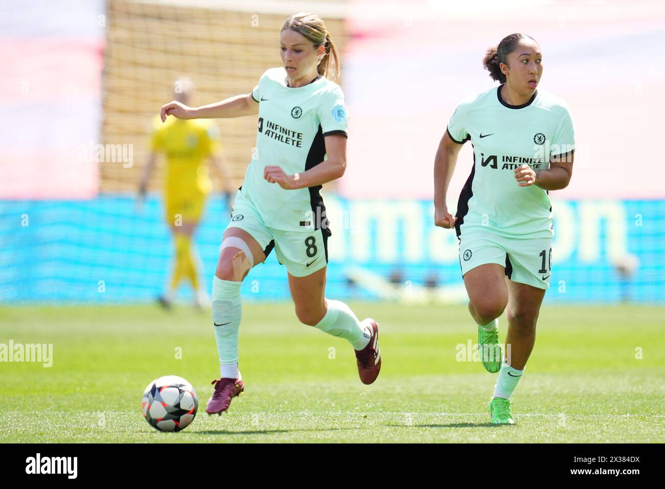 Barcellona, Spagna. 20 aprile 2024. Melanie Leupolz del Chelsea e Lauren James del Chelsea e dell'Inghilterra durante la UEFA Women's Champions League, semifinale, andata, tra FC Barcelona e Chelsea FC giocata al Luis Company's Stadium il 20 aprile 2024 a Barcellona, Spagna. (Foto di Bagu Blanco/PRESSINPHOTO) credito: PRESSINPHOTO SPORTS AGENCY/Alamy Live News Foto Stock