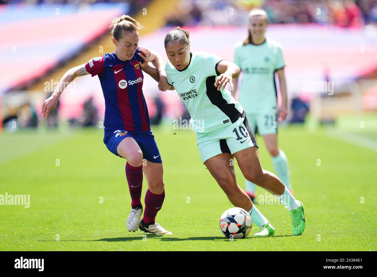 Barcellona, Spagna. 20 aprile 2024. Lauren James di Chelsea e Inghilterra e Keira Walsh del Barcellona durante la UEFA Women's Champions League, semifinale, andata, tra FC Barcelona e Chelsea FC giocata al Luis Company's Stadium il 20 aprile 2024 a Barcellona, Spagna. (Foto di Bagu Blanco/PRESSINPHOTO) credito: PRESSINPHOTO SPORTS AGENCY/Alamy Live News Foto Stock