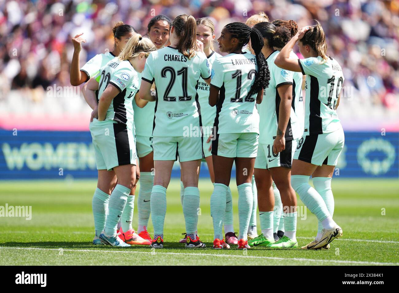 Barcellona, Spagna. 20 aprile 2024. Giocatori del Chelsea con l'arbitro durante la UEFA Women's Champions League, semifinale, andata, tra FC Barcelona e Chelsea FC giocata allo stadio Luis Company il 20 aprile 2024 a Barcellona, Spagna. (Foto di Bagu Blanco/PRESSINPHOTO) credito: PRESSINPHOTO SPORTS AGENCY/Alamy Live News Foto Stock