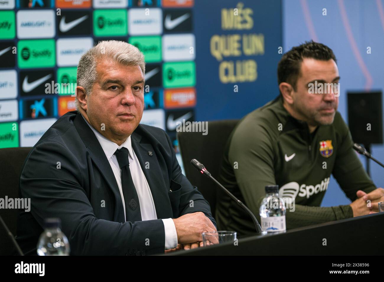 Sant Joan Despi, Spagna, 25, aprile 2024. Joan Laporta e Xavi Hernandez capo allenatore della conferenza stampa del FC Barcelona. Joan Laporta e Xavi Hernandez, insieme ai membri del Consiglio, concordano di porre fine al contratto di Xavi come allenatore del FC Barcelona fino al 2025 come stabilito dall'inizio. Crediti: Joan G/Alamy Live News Foto Stock