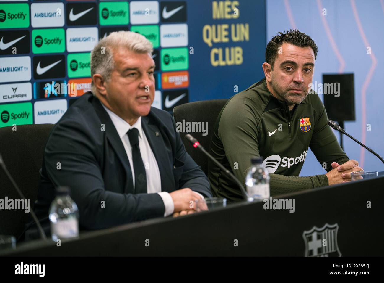Sant Joan Despi, Spagna, 25, aprile 2024. Joan Laporta e Xavi Hernandez capo allenatore della conferenza stampa del FC Barcelona. Joan Laporta e Xavi Hernandez, insieme ai membri del Consiglio, concordano di porre fine al contratto di Xavi come allenatore del FC Barcelona fino al 2025 come stabilito dall'inizio. Crediti: Joan G/Alamy Live News Foto Stock