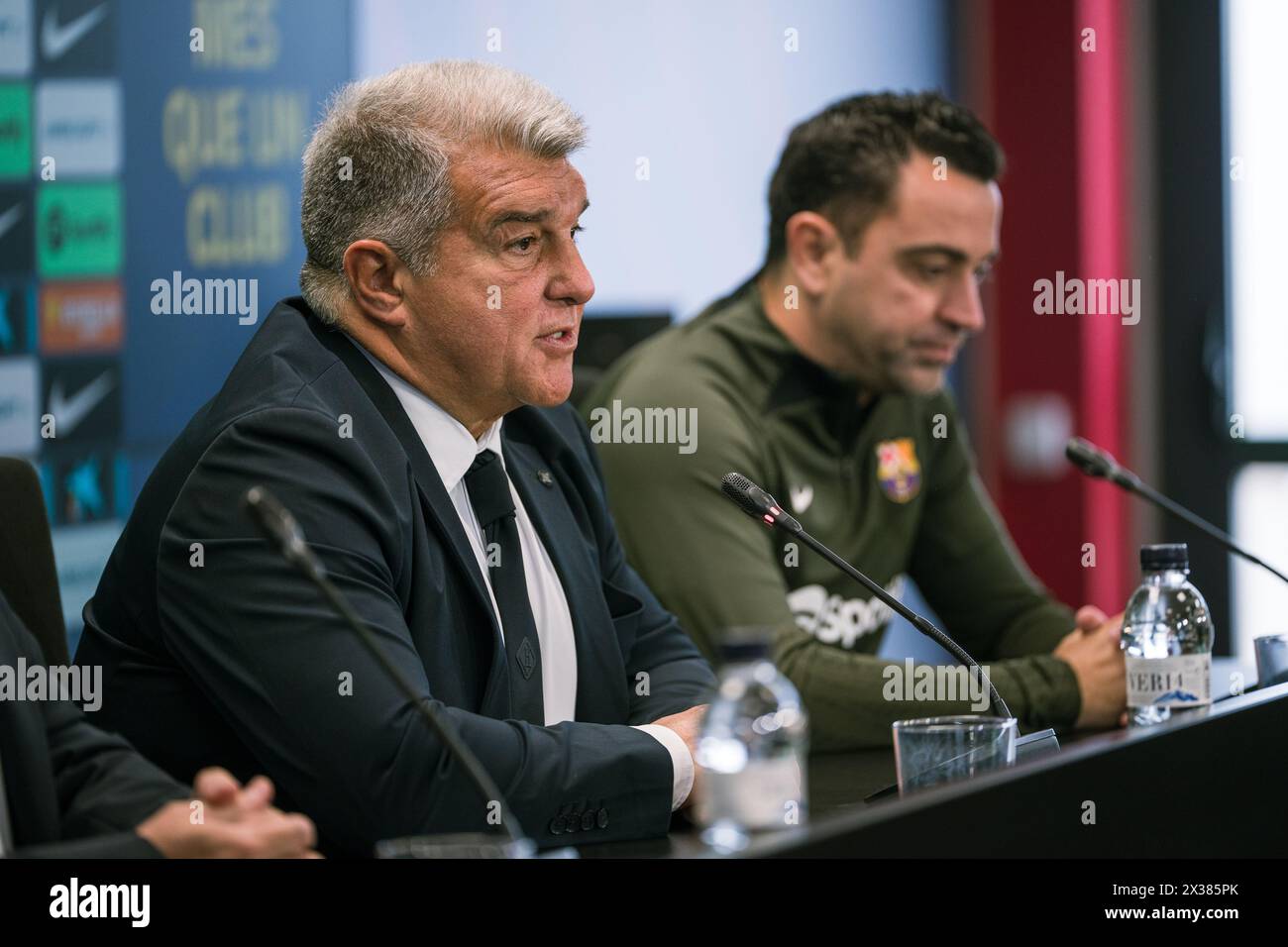 Sant Joan Despi, Spagna, 25, aprile 2024. Joan Laporta e Xavi Hernandez capo allenatore della conferenza stampa del FC Barcelona. Joan Laporta e Xavi Hernandez, insieme ai membri del Consiglio, concordano di porre fine al contratto di Xavi come allenatore del FC Barcelona fino al 2025 come stabilito dall'inizio. Crediti: Joan G/Alamy Live News Foto Stock