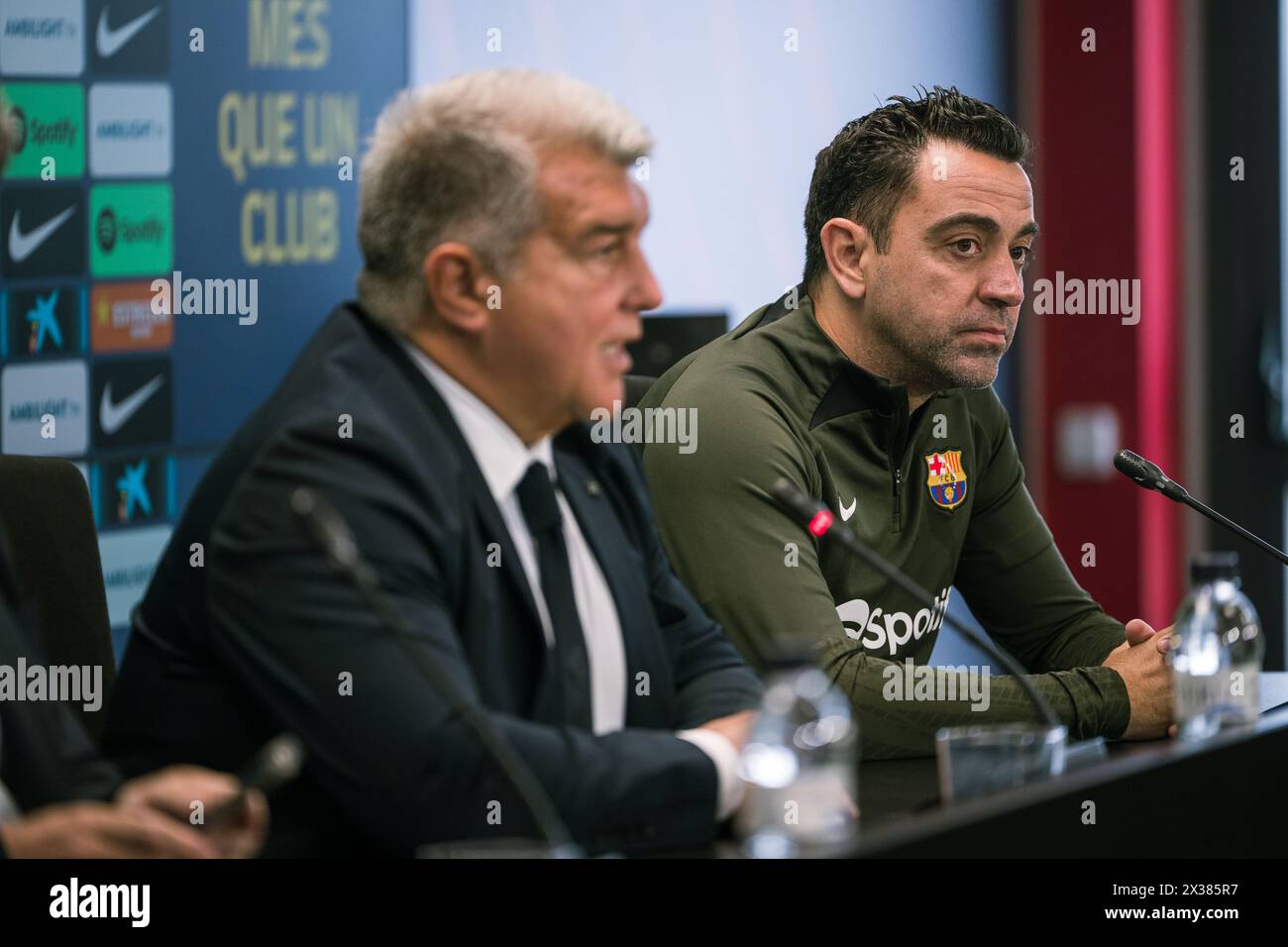 Sant Joan Despi, Spagna, 25, aprile 2024. Joan Laporta e Xavi Hernandez capo allenatore della conferenza stampa del FC Barcelona. Joan Laporta e Xavi Hernandez, insieme ai membri del Consiglio, concordano di porre fine al contratto di Xavi come allenatore del FC Barcelona fino al 2025 come stabilito dall'inizio. Crediti: Joan G/Alamy Live News Foto Stock