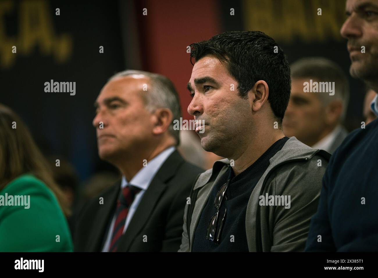 Sant Joan Despi, Spagna, 25, aprile 2024. Joan Laporta e Xavi Hernandez capo allenatore della conferenza stampa del FC Barcelona. Joan Laporta e Xavi Hernandez, insieme ai membri del Consiglio, concordano di porre fine al contratto di Xavi come allenatore del FC Barcelona fino al 2025 come stabilito dall'inizio. Crediti: Joan G/Alamy Live News Foto Stock