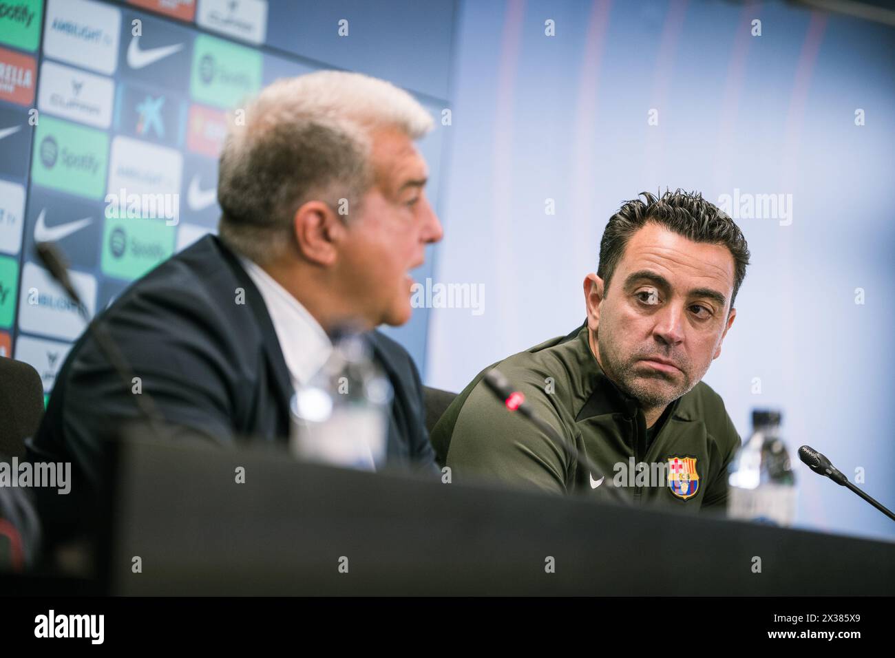 Sant Joan Despi, Spagna, 25, aprile 2024. Joan Laporta e Xavi Hernandez capo allenatore della conferenza stampa del FC Barcelona. Joan Laporta e Xavi Hernandez, insieme ai membri del Consiglio, concordano di porre fine al contratto di Xavi come allenatore del FC Barcelona fino al 2025 come stabilito dall'inizio. Crediti: Joan G/Alamy Live News Foto Stock