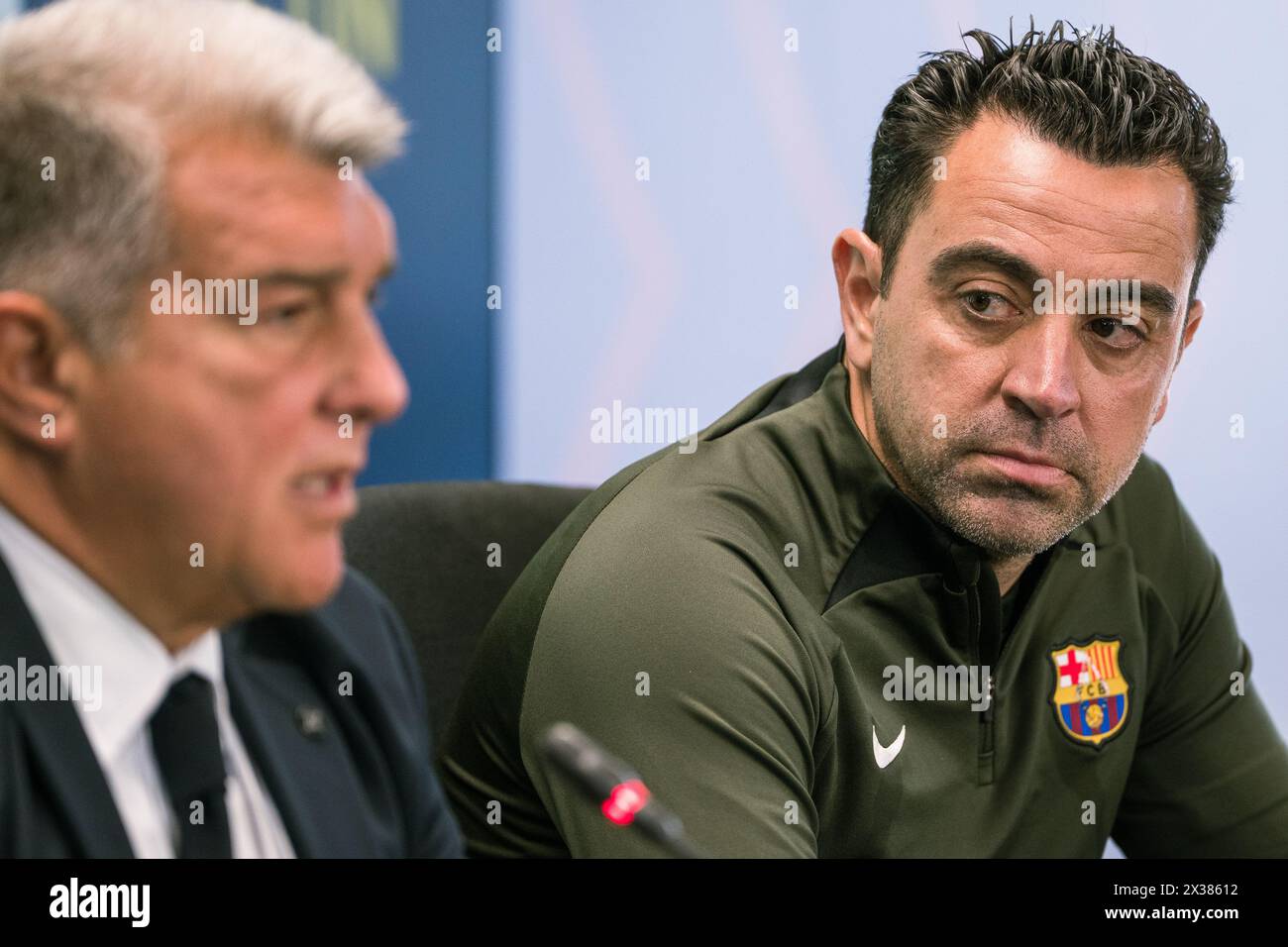 Sant Joan Despi, Spagna, 25, aprile 2024. Joan Laporta e Xavi Hernandez capo allenatore della conferenza stampa del FC Barcelona. Joan Laporta e Xavi Hernandez, insieme ai membri del Consiglio, concordano di porre fine al contratto di Xavi come allenatore del FC Barcelona fino al 2025 come stabilito dall'inizio. Crediti: Joan G/Alamy Live News Foto Stock