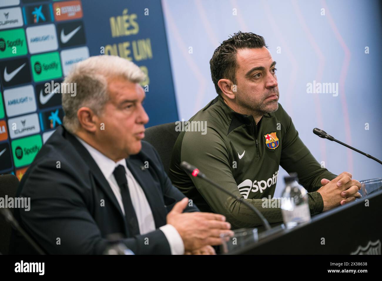 Sant Joan Despi, Spagna, 25, aprile 2024. Joan Laporta e Xavi Hernandez capo allenatore della conferenza stampa del FC Barcelona. Joan Laporta e Xavi Hernandez, insieme ai membri del Consiglio, concordano di porre fine al contratto di Xavi come allenatore del FC Barcelona fino al 2025 come stabilito dall'inizio. Crediti: Joan G/Alamy Live News Foto Stock
