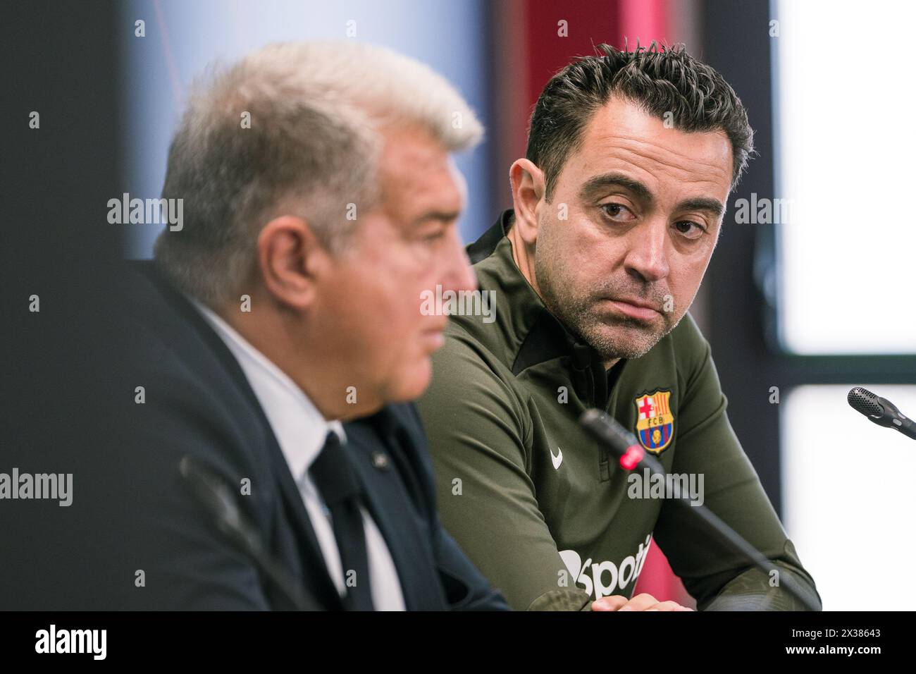 Sant Joan Despi, Spagna, 25, aprile 2024. Joan Laporta e Xavi Hernandez capo allenatore della conferenza stampa del FC Barcelona. Joan Laporta e Xavi Hernandez, insieme ai membri del Consiglio, concordano di porre fine al contratto di Xavi come allenatore del FC Barcelona fino al 2025 come stabilito dall'inizio. Crediti: Joan G/Alamy Live News Foto Stock