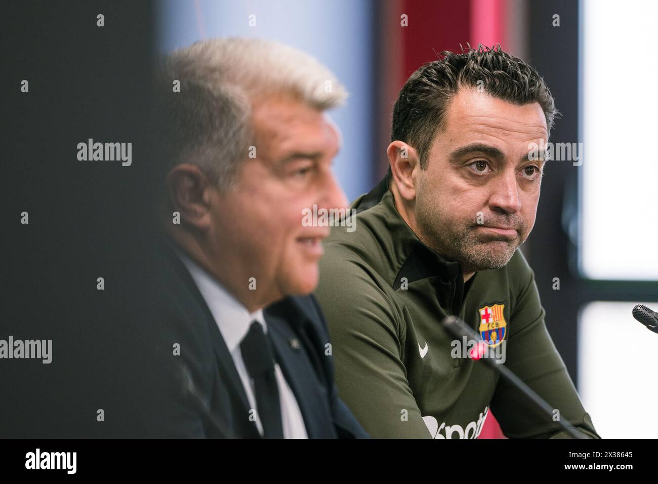 Sant Joan Despi, Spagna, 25, aprile 2024. Joan Laporta e Xavi Hernandez capo allenatore della conferenza stampa del FC Barcelona. Joan Laporta e Xavi Hernandez, insieme ai membri del Consiglio, concordano di porre fine al contratto di Xavi come allenatore del FC Barcelona fino al 2025 come stabilito dall'inizio. Crediti: Joan G/Alamy Live News Foto Stock